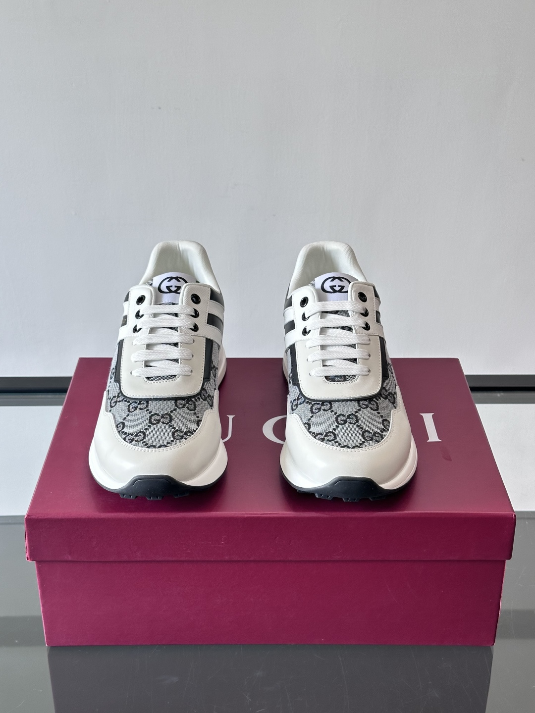 Gucci经典的老爹鞋，采用冲孔与皮革拼接设计，鞋身侧面有品牌标志性双G压印，搭配厚底设计，兼具舒适度与