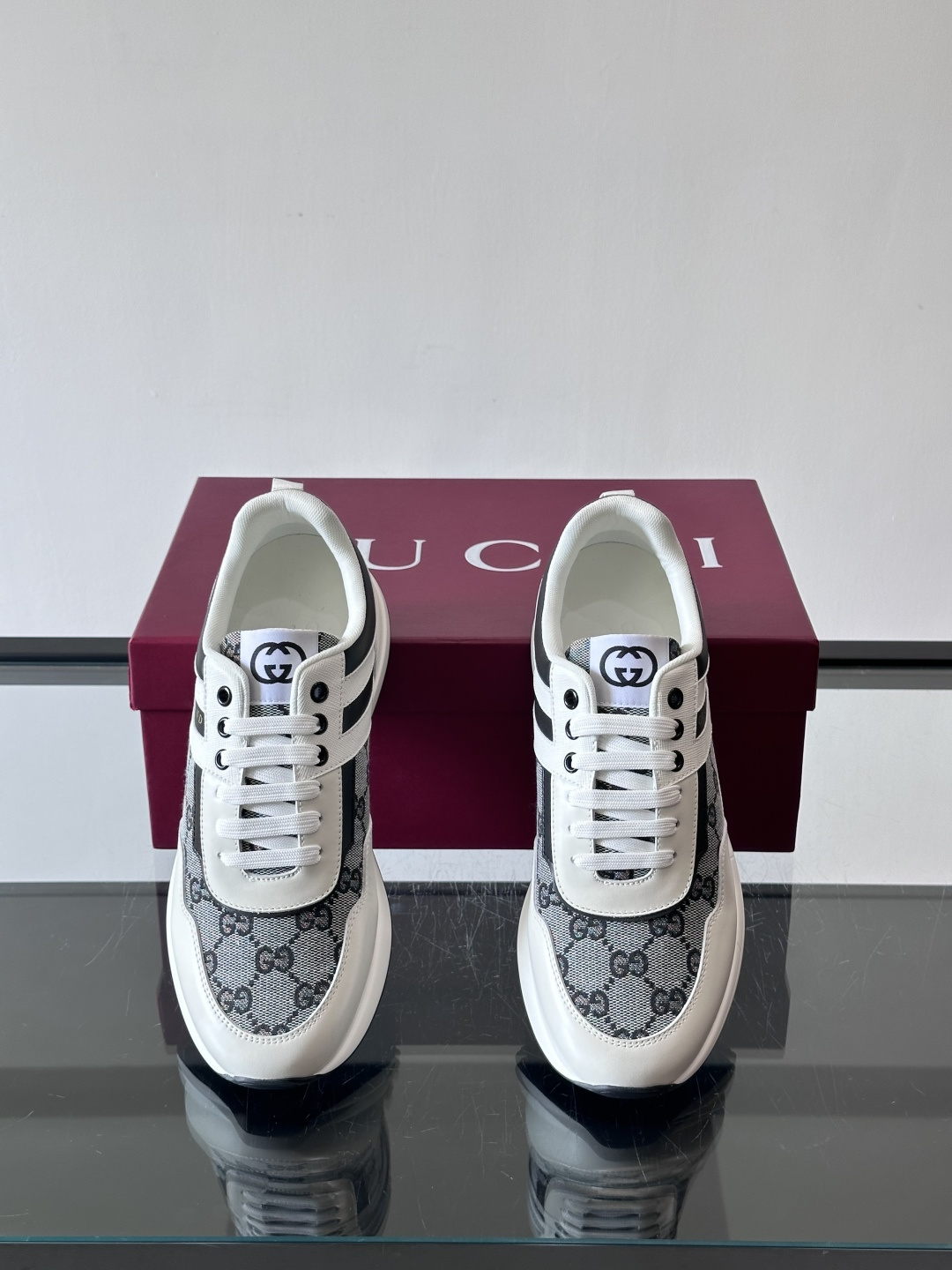 Gucci经典的老爹鞋，采用冲孔与皮革拼接设计，鞋身侧面有品牌标志性双G压印，搭配厚底设计，兼具舒适度与