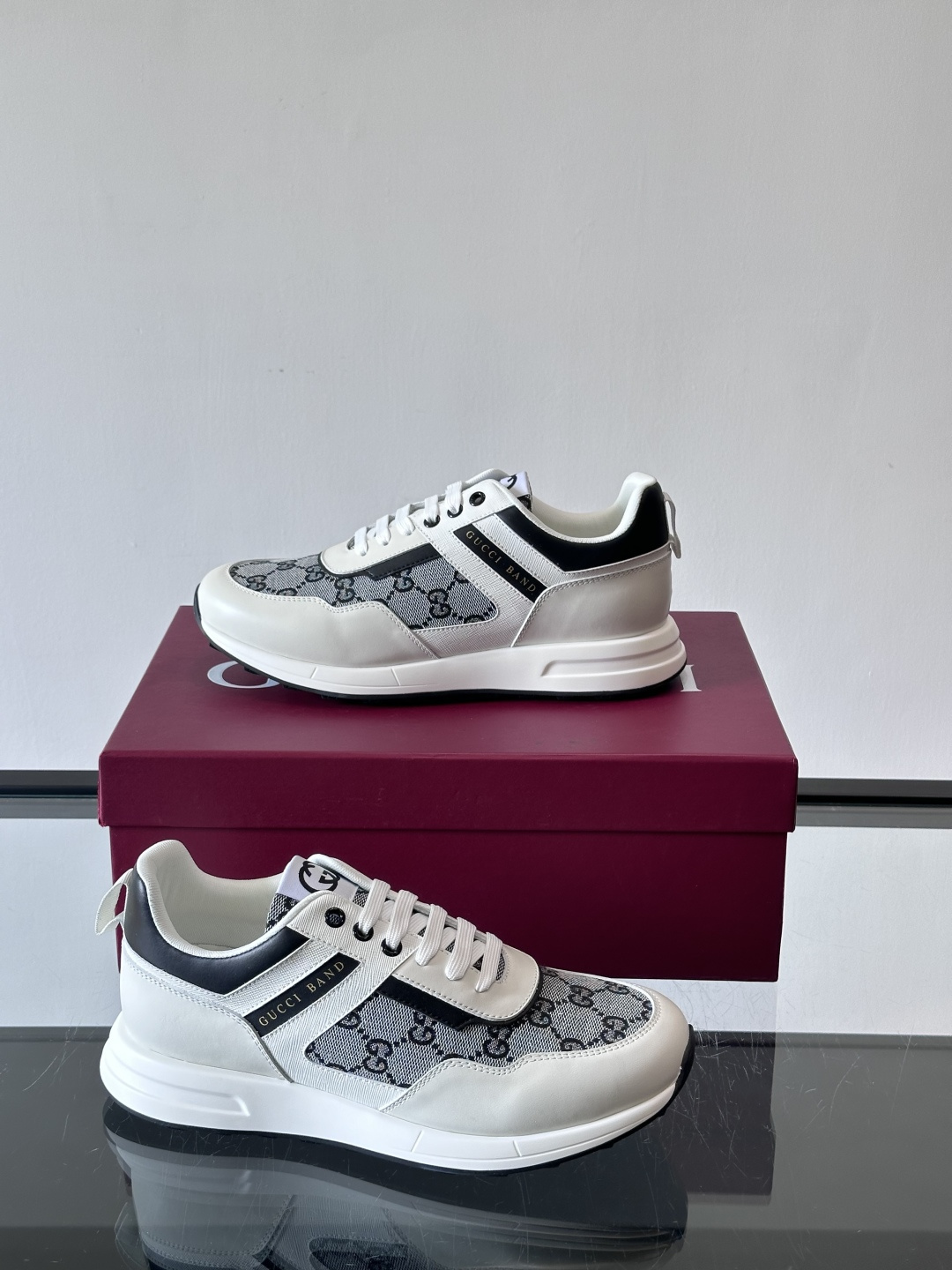 Gucci经典的老爹鞋，采用冲孔与皮革拼接设计，鞋身侧面有品牌标志性双G压印，搭配厚底设计，兼具舒适度与