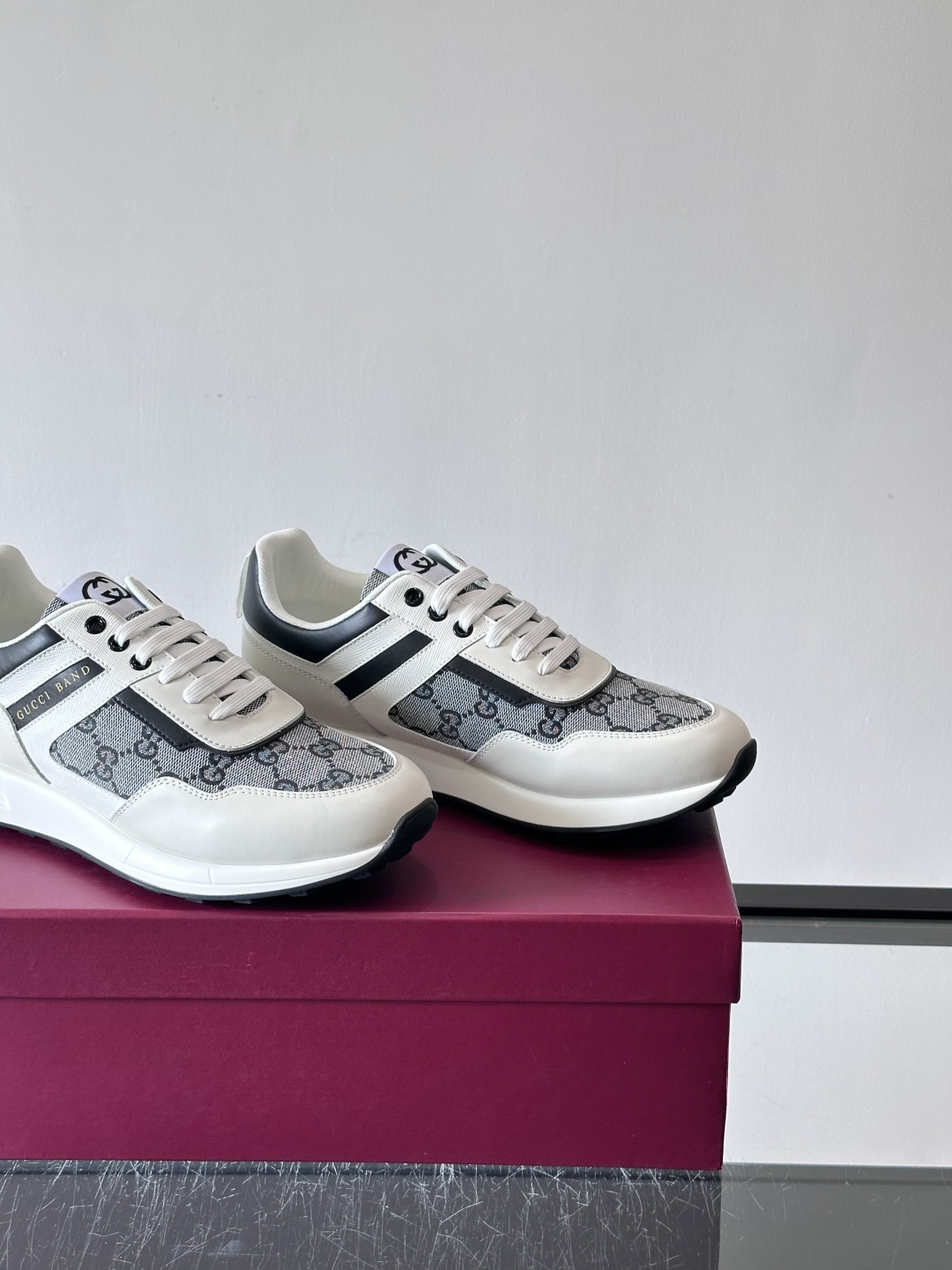 Gucci经典的老爹鞋，采用冲孔与皮革拼接设计，鞋身侧面有品牌标志性双G压印，搭配厚底设计，兼具舒适度与