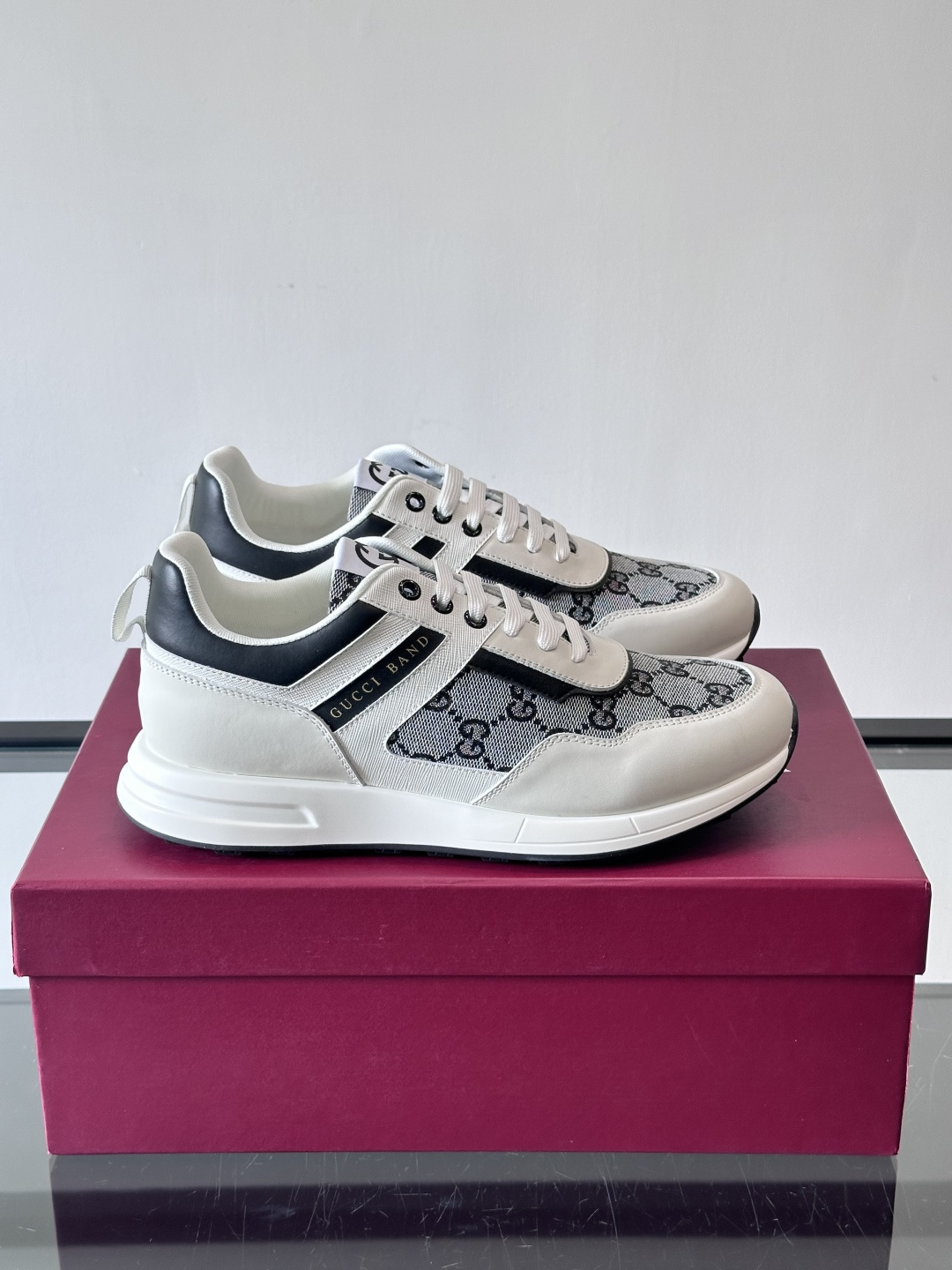 Gucci经典的老爹鞋，采用冲孔与皮革拼接设计，鞋身侧面有品牌标志性双G压印，搭配厚底设计，兼具舒适度与