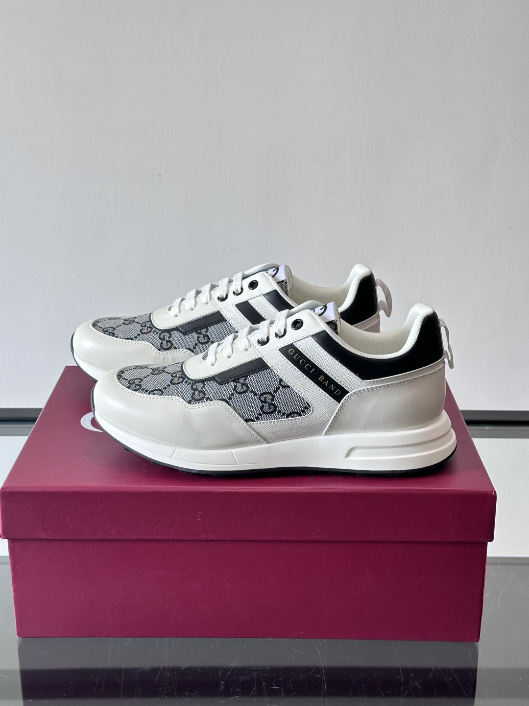 Gucci经典的老爹鞋，采用冲孔与皮革拼接设计，鞋身侧面有品牌标志性双G压印，搭配厚底设计，兼具舒适度与