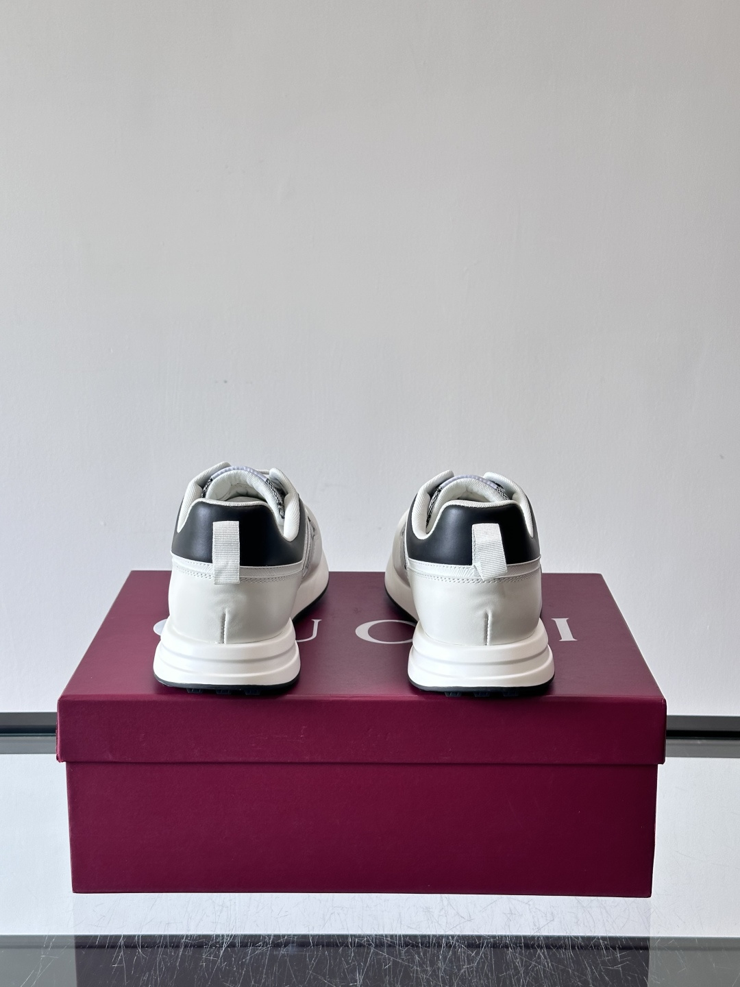 Gucci经典的老爹鞋，采用冲孔与皮革拼接设计，鞋身侧面有品牌标志性双G压印，搭配厚底设计，兼具舒适度与