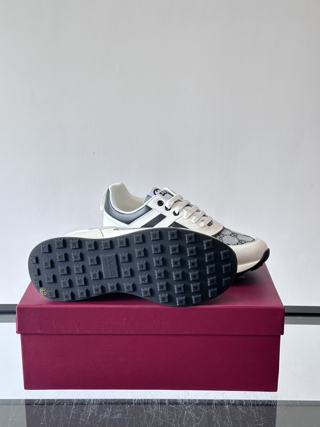 Gucci经典的老爹鞋，采用冲孔与皮革拼接设计，鞋身侧面有品牌标志性双G压印，搭配厚底设计，兼具舒适度与