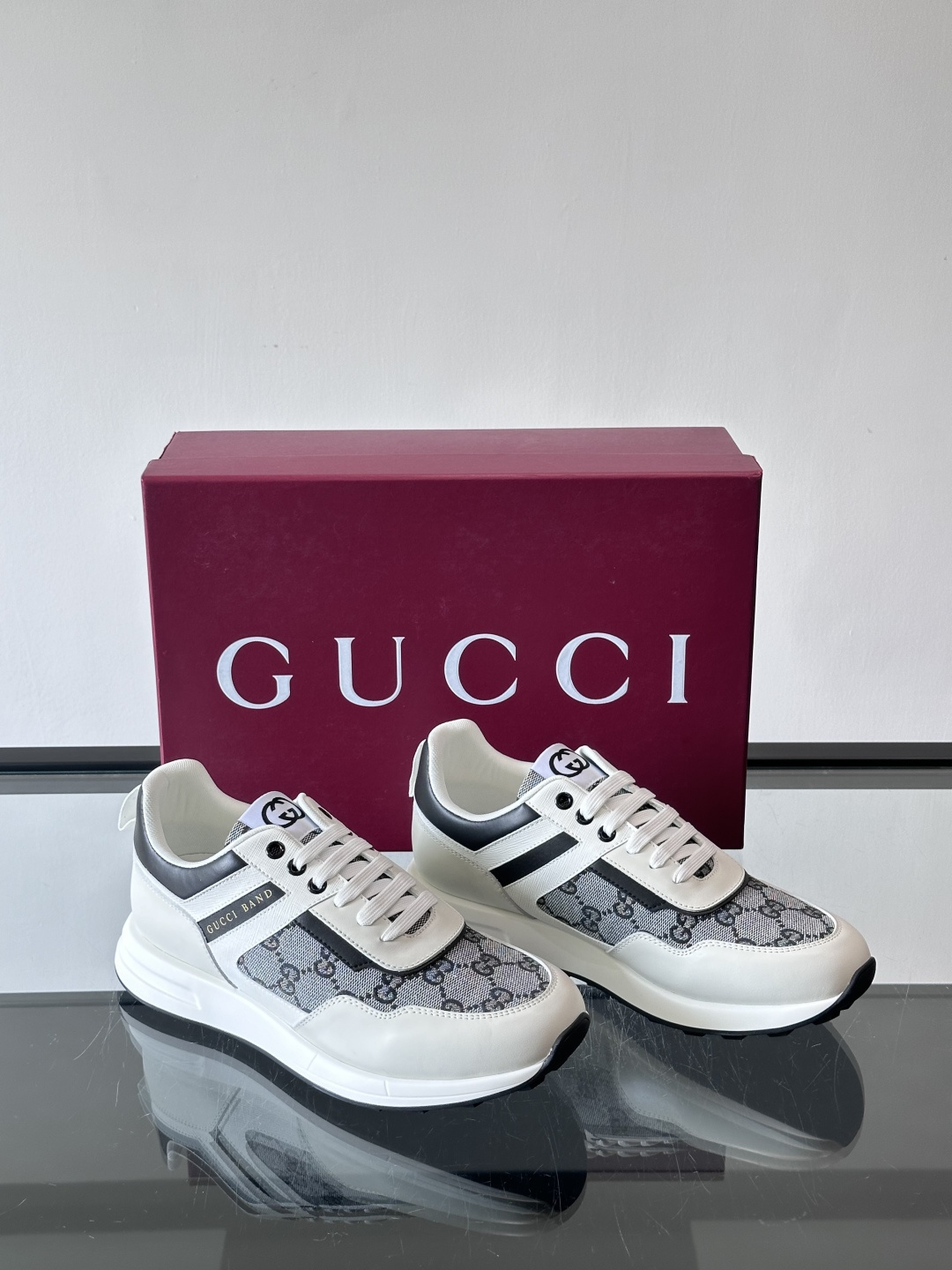 Gucci经典的老爹鞋，采用冲孔与皮革拼接设计，鞋身侧面有品牌标志性双G压印，搭配厚底设计，兼具舒适度与