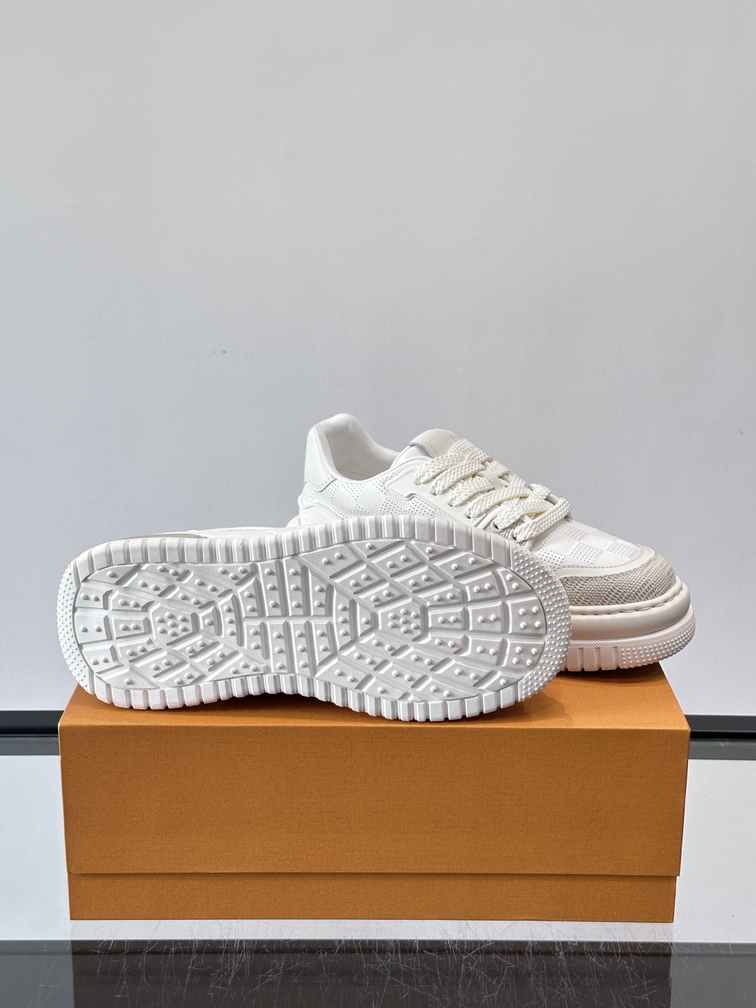 L v奢品🆕男士厚底休闲运动鞋，选用进口小牛皮打造，加衬鞋领和鲜明缝线丰富整体结构。L*V字母与路易标识