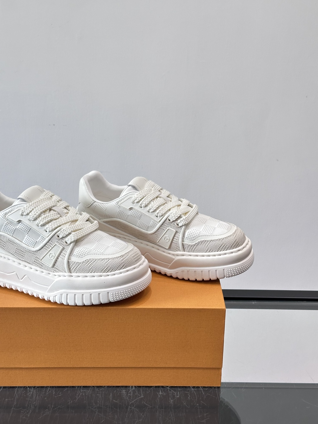 L v奢品🆕男士厚底休闲运动鞋，选用进口小牛皮打造，加衬鞋领和鲜明缝线丰富整体结构。L*V字母与路易标识