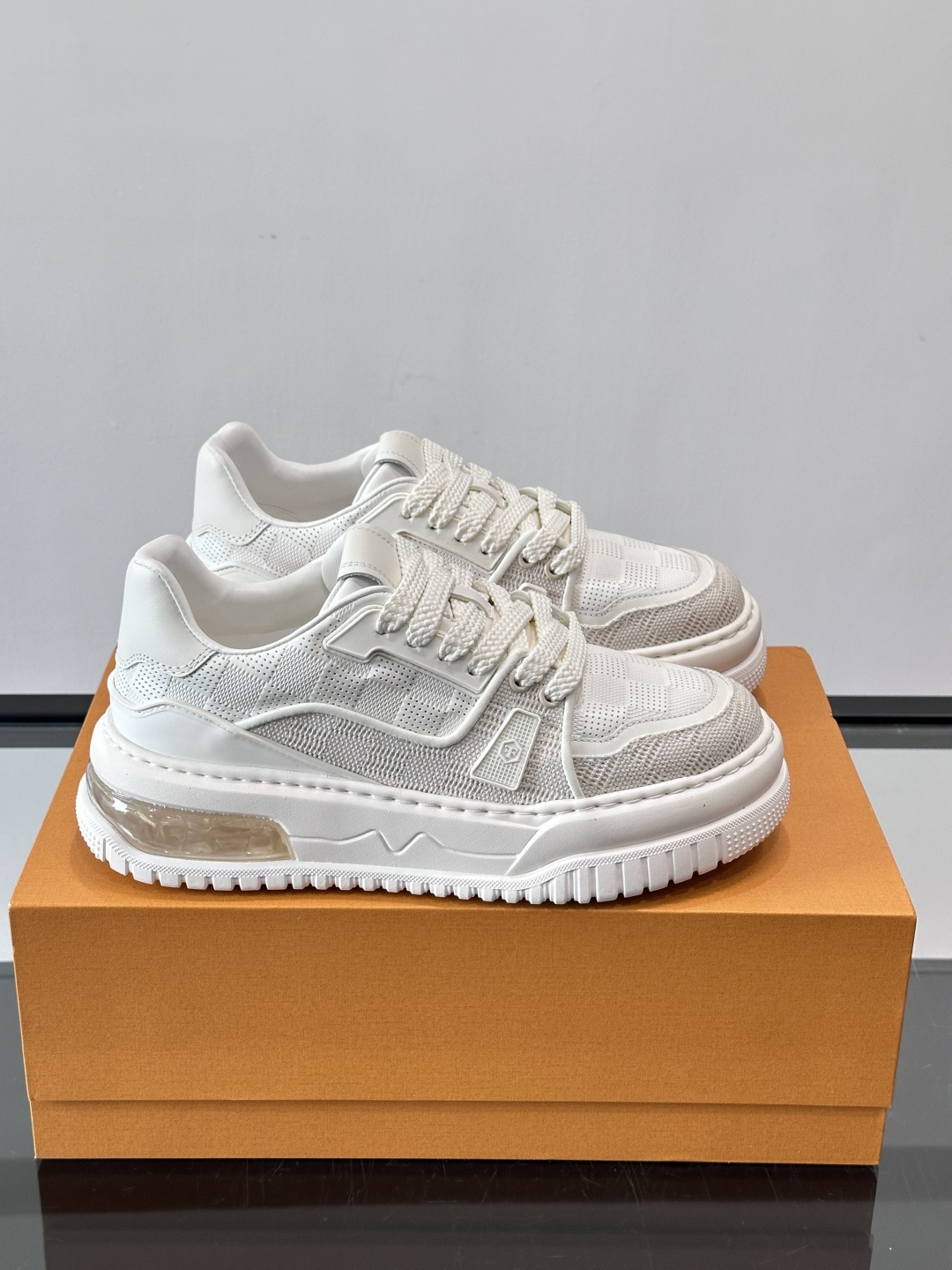 L v奢品🆕男士厚底休闲运动鞋，选用进口小牛皮打造，加衬鞋领和鲜明缝线丰富整体结构。L*V字母与路易标识