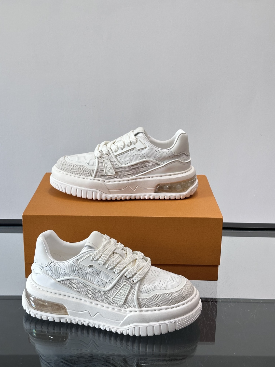 L v奢品🆕男士厚底休闲运动鞋，选用进口小牛皮打造，加衬鞋领和鲜明缝线丰富整体结构。L*V字母与路易标识