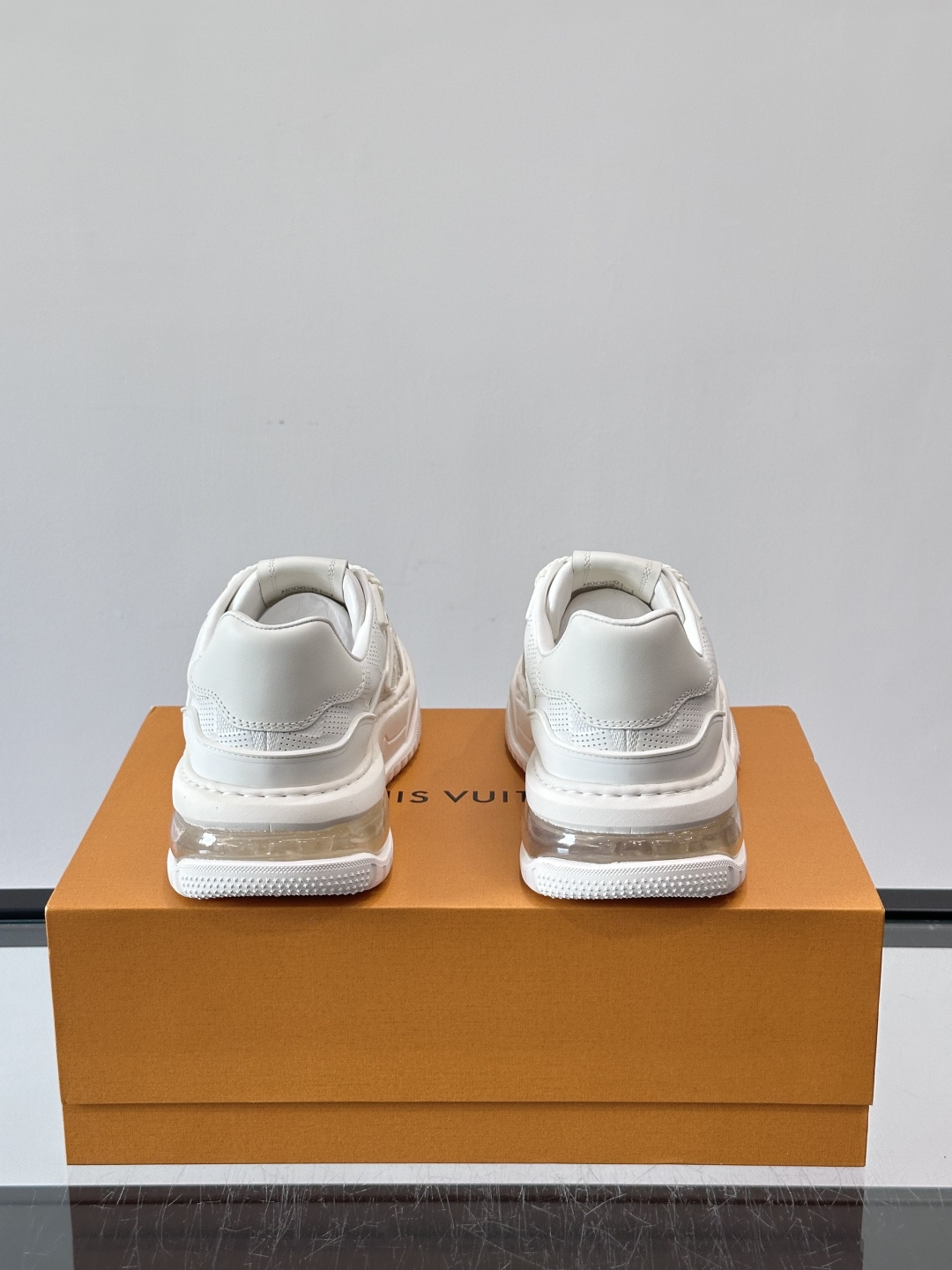 L v奢品🆕男士厚底休闲运动鞋，选用进口小牛皮打造，加衬鞋领和鲜明缝线丰富整体结构。L*V字母与路易标识