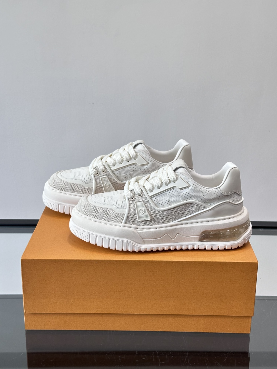 L v奢品🆕男士厚底休闲运动鞋，选用进口小牛皮打造，加衬鞋领和鲜明缝线丰富整体结构。L*V字母与路易标识