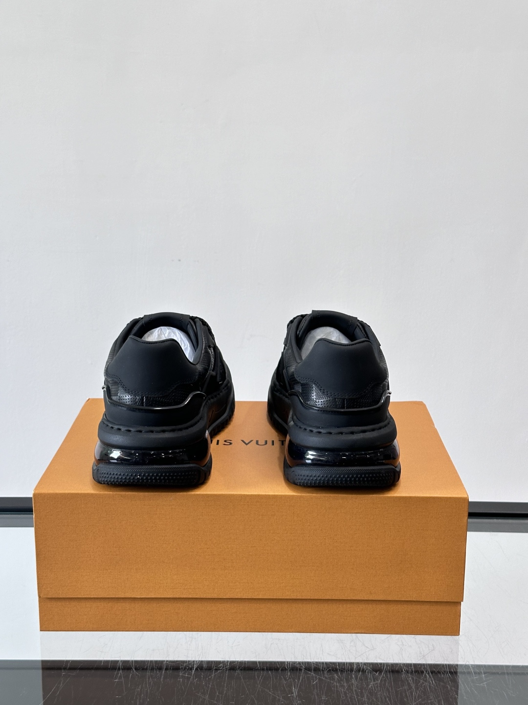 L v奢品🆕男士厚底休闲运动鞋，选用进口小牛皮打造，加衬鞋领和鲜明缝线丰富整体结构。L*V字母与路易标识