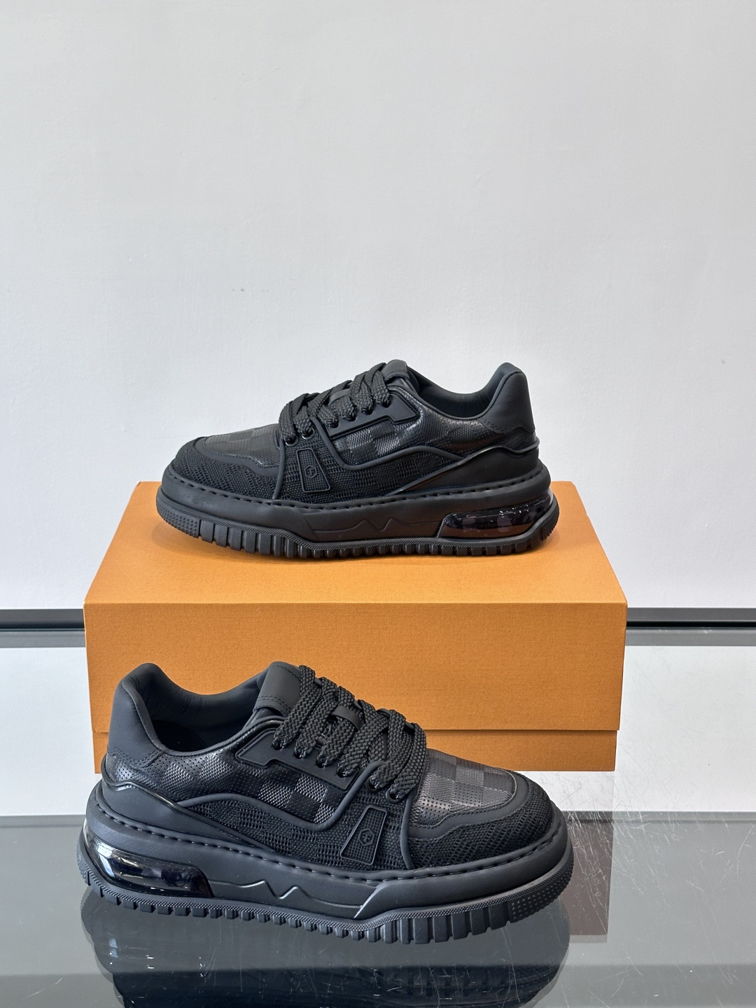 L v奢品🆕男士厚底休闲运动鞋，选用进口小牛皮打造，加衬鞋领和鲜明缝线丰富整体结构。L*V字母与路易标识