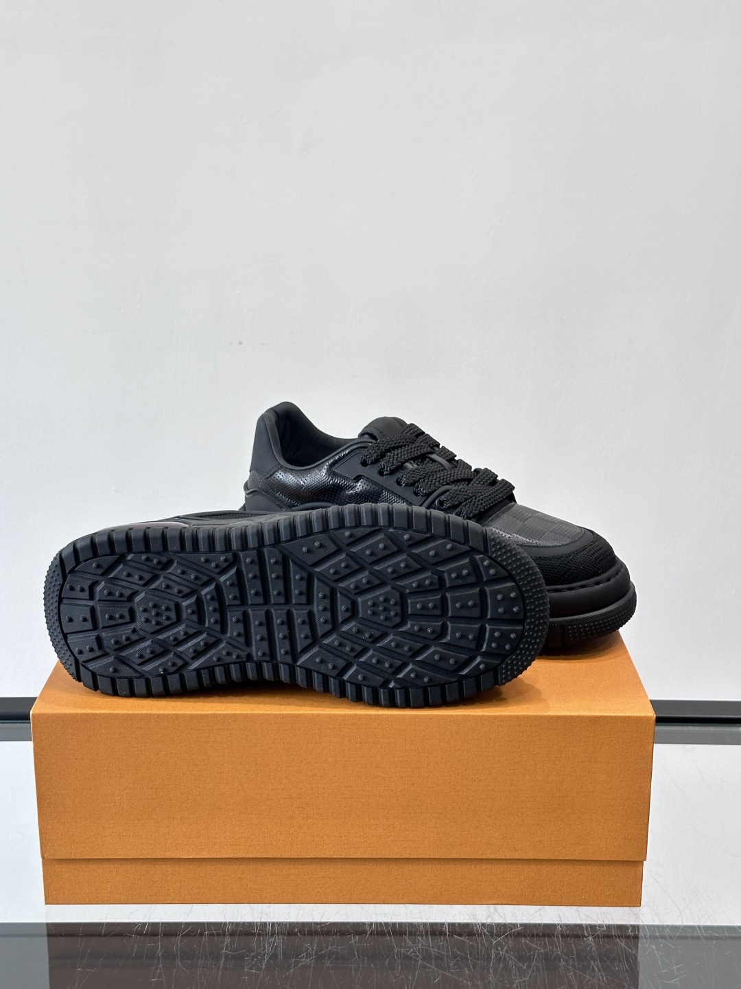 L v奢品🆕男士厚底休闲运动鞋，选用进口小牛皮打造，加衬鞋领和鲜明缝线丰富整体结构。L*V字母与路易标识