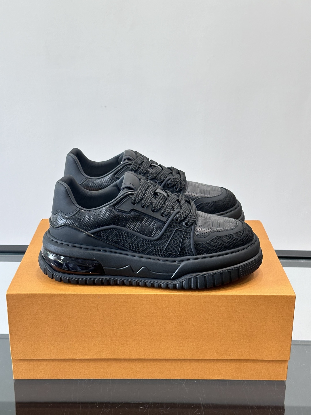 L v奢品🆕男士厚底休闲运动鞋，选用进口小牛皮打造，加衬鞋领和鲜明缝线丰富整体结构。L*V字母与路易标识