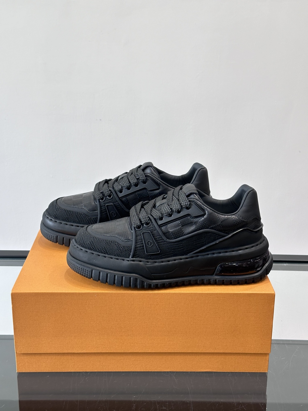 L v奢品🆕男士厚底休闲运动鞋，选用进口小牛皮打造，加衬鞋领和鲜明缝线丰富整体结构。L*V字母与路易标识