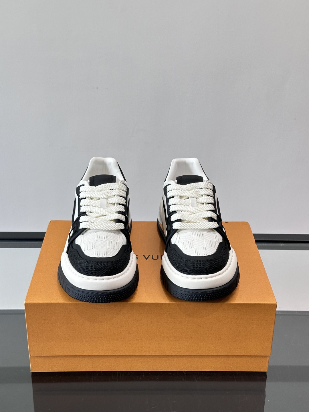 L v奢品🆕男士厚底休闲运动鞋，选用进口小牛皮打造，加衬鞋领和鲜明缝线丰富整体结构。L*V字母与路易标识