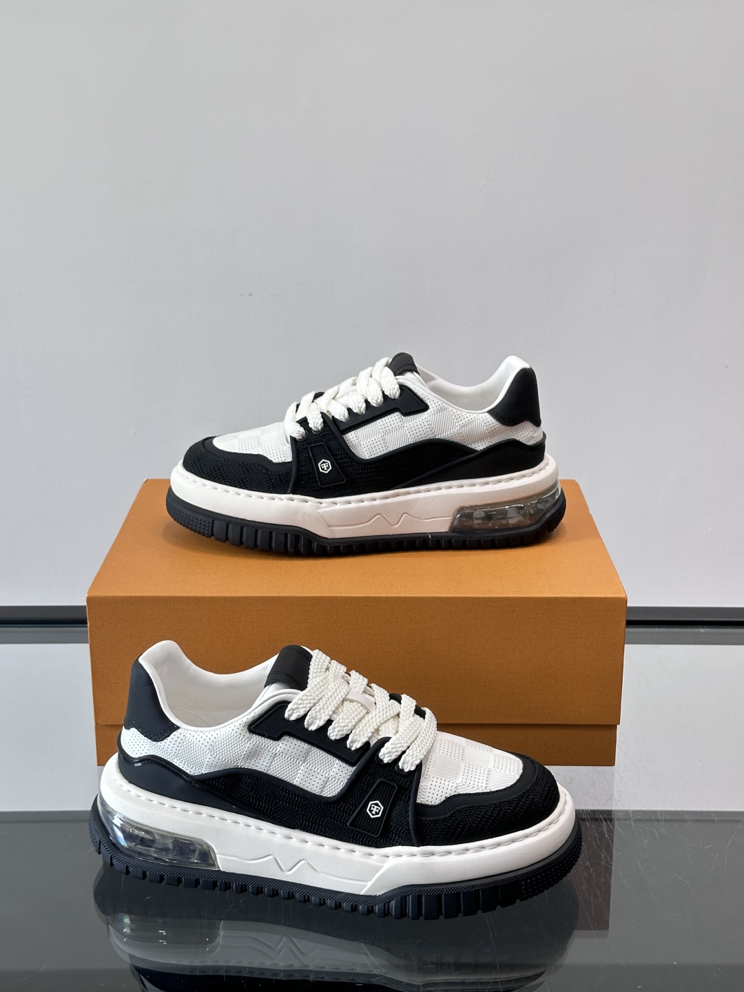 L v奢品🆕男士厚底休闲运动鞋，选用进口小牛皮打造，加衬鞋领和鲜明缝线丰富整体结构。L*V字母与路易标识