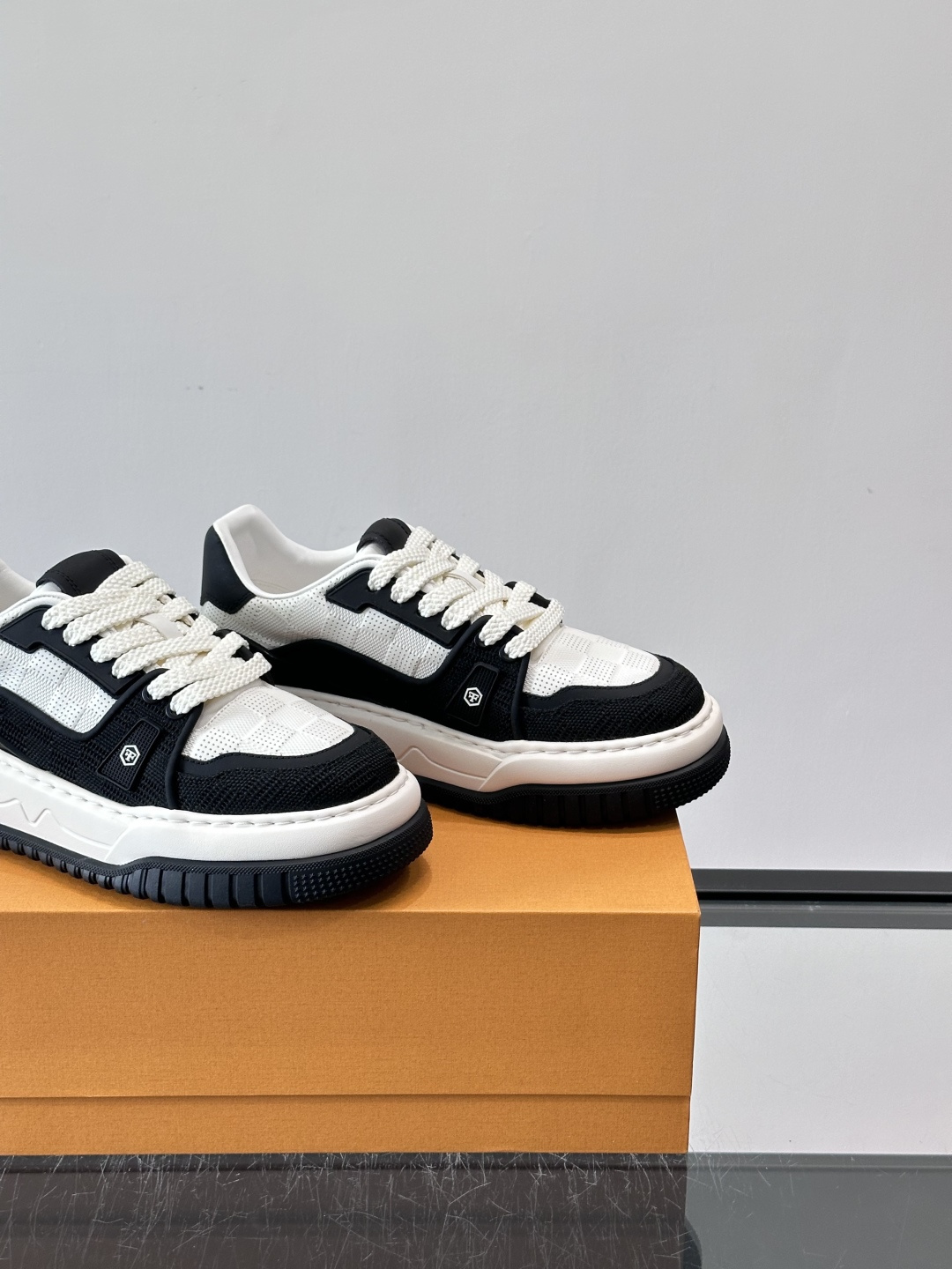 L v奢品🆕男士厚底休闲运动鞋，选用进口小牛皮打造，加衬鞋领和鲜明缝线丰富整体结构。L*V字母与路易标识