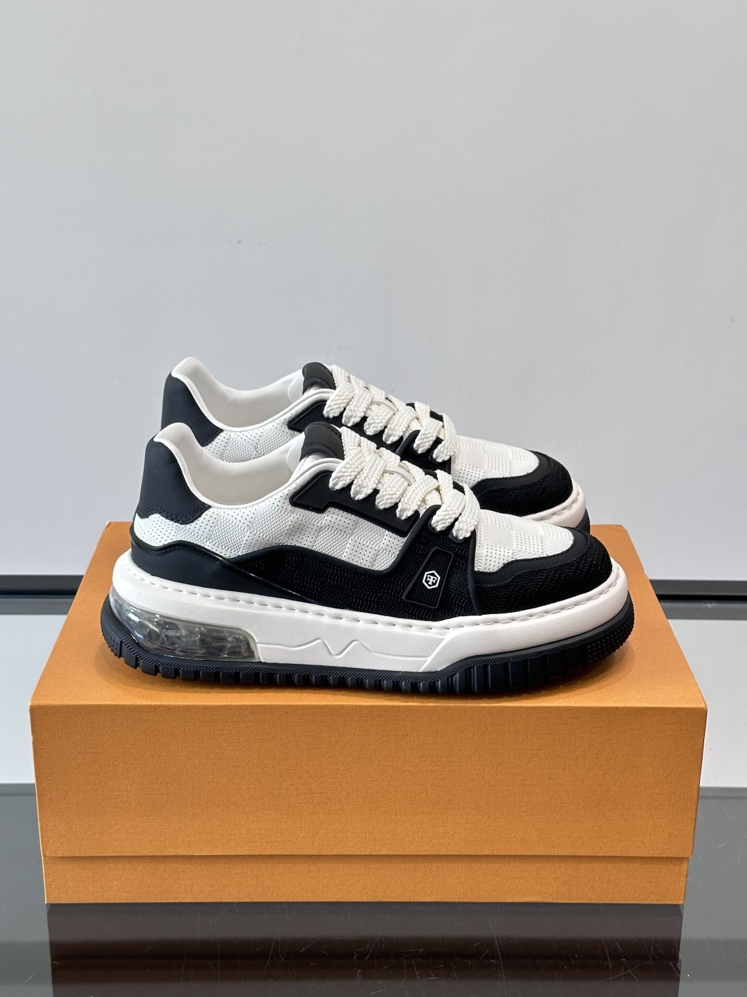 L v奢品🆕男士厚底休闲运动鞋，选用进口小牛皮打造，加衬鞋领和鲜明缝线丰富整体结构。L*V字母与路易标识