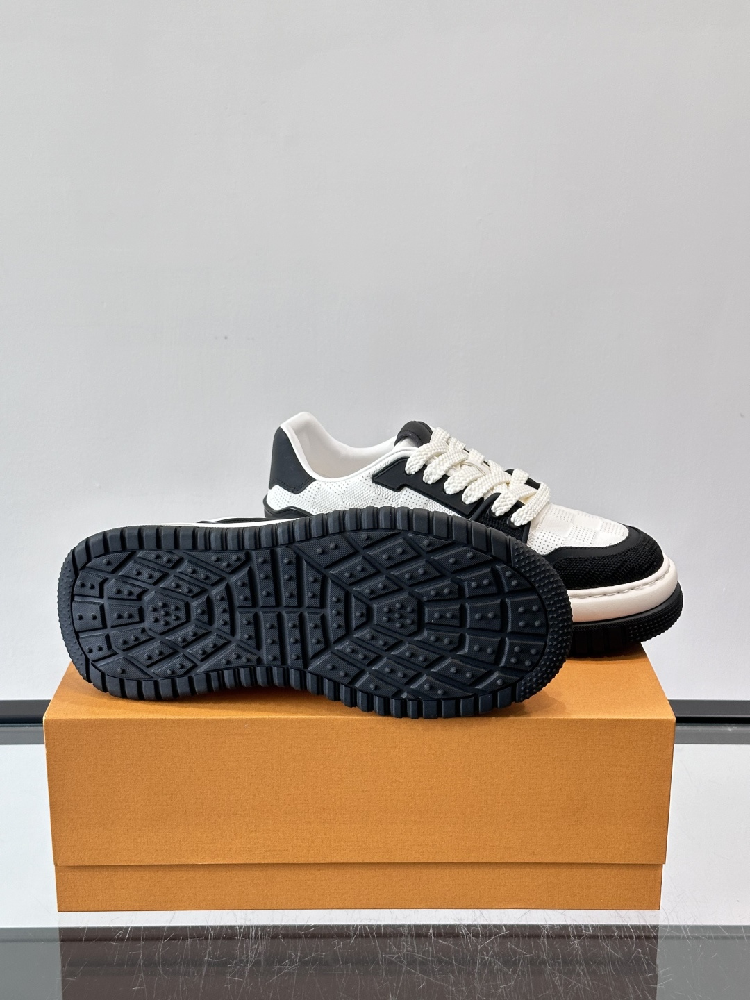 L v奢品🆕男士厚底休闲运动鞋，选用进口小牛皮打造，加衬鞋领和鲜明缝线丰富整体结构。L*V字母与路易标识