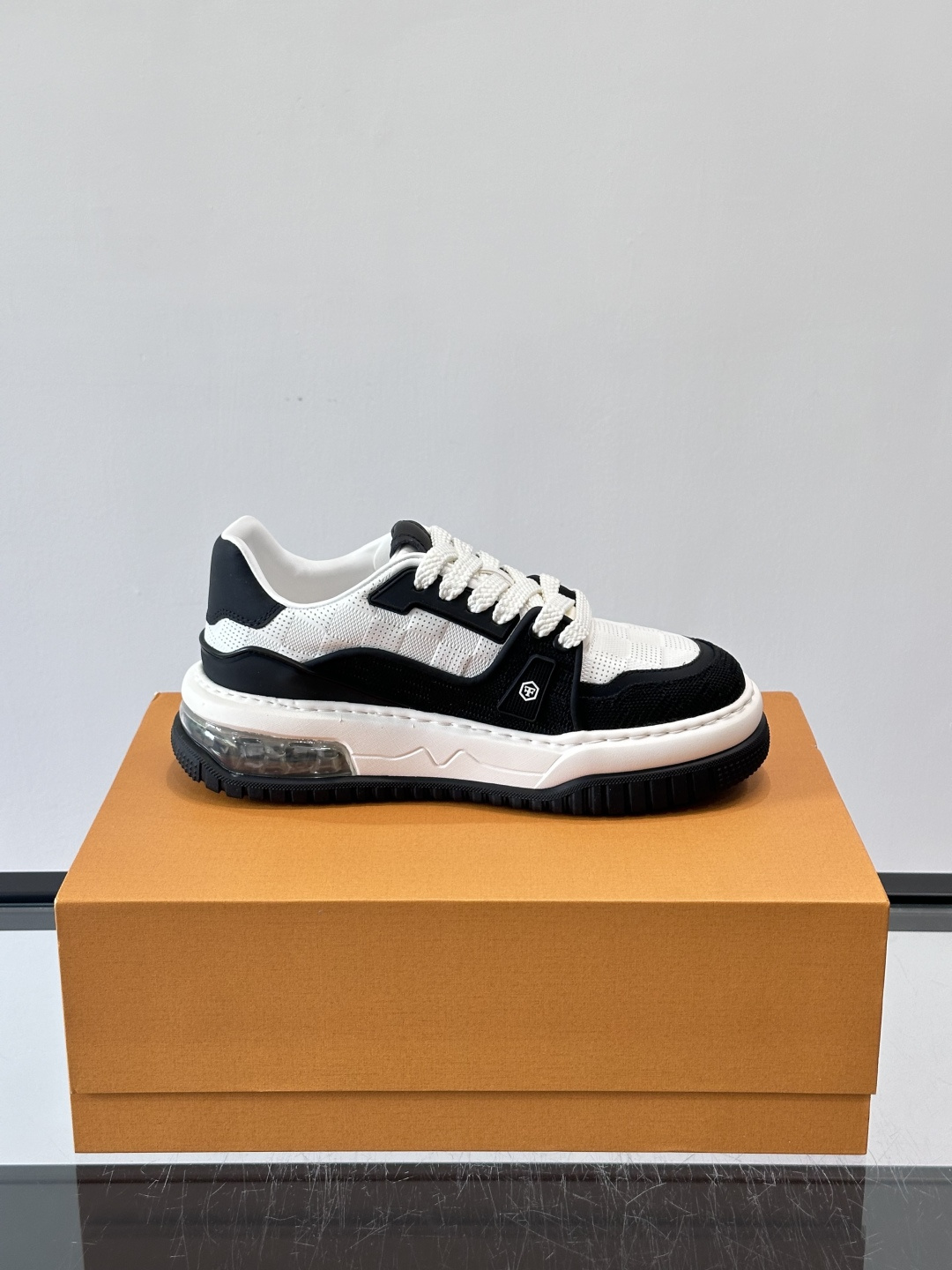 L v奢品🆕男士厚底休闲运动鞋，选用进口小牛皮打造，加衬鞋领和鲜明缝线丰富整体结构。L*V字母与路易标识