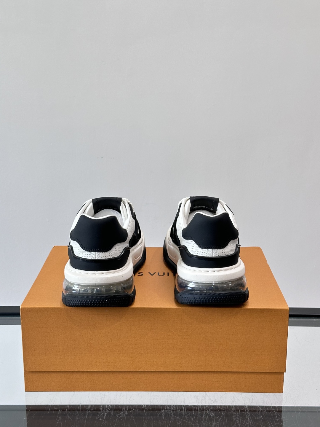 L v奢品🆕男士厚底休闲运动鞋，选用进口小牛皮打造，加衬鞋领和鲜明缝线丰富整体结构。L*V字母与路易标识