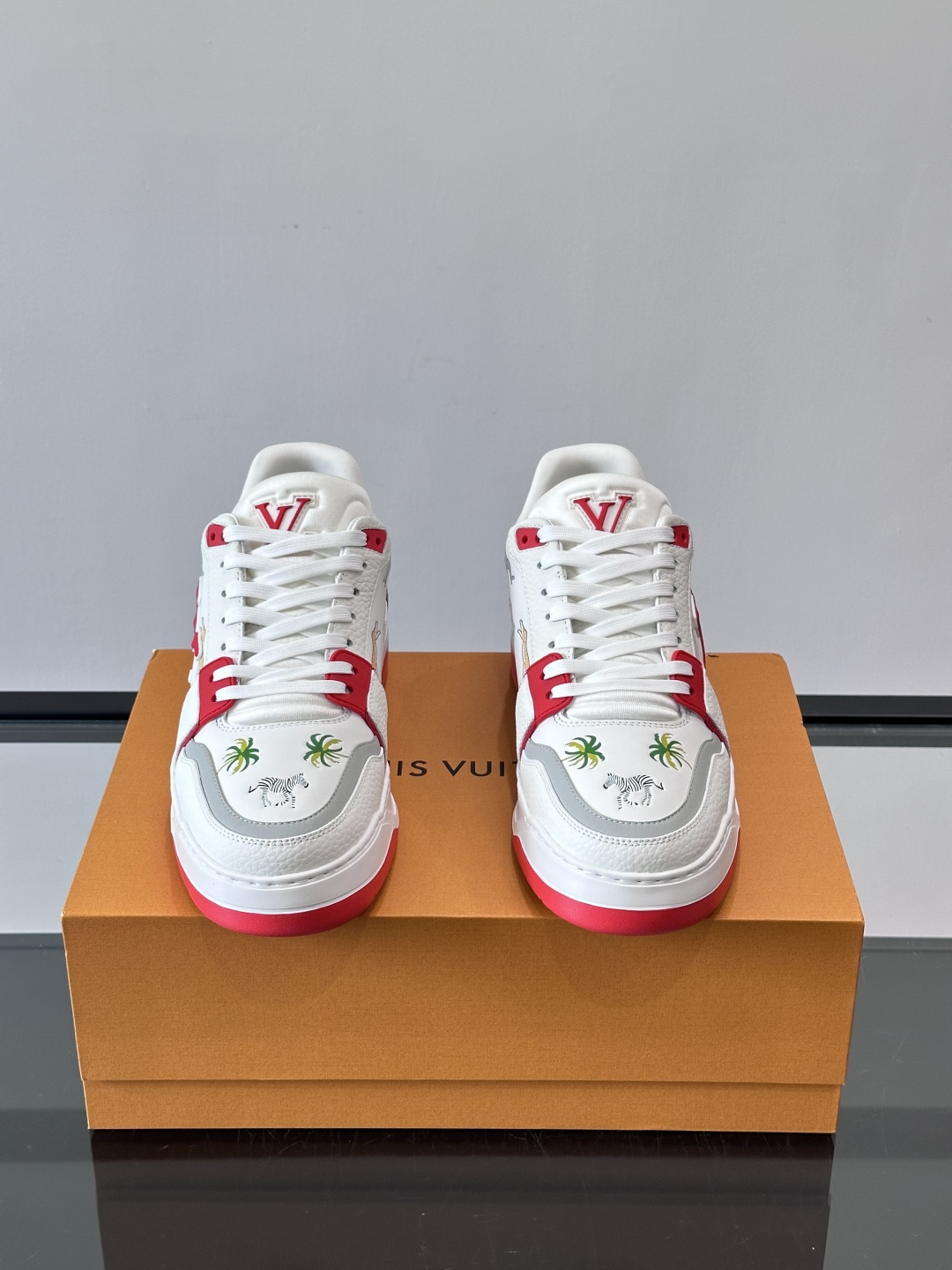 L v奢品🆕男士厚底休闲运动鞋，选用进口小牛皮打造，加衬鞋领和鲜明缝线丰富整体结构。L*V字母与路易标识