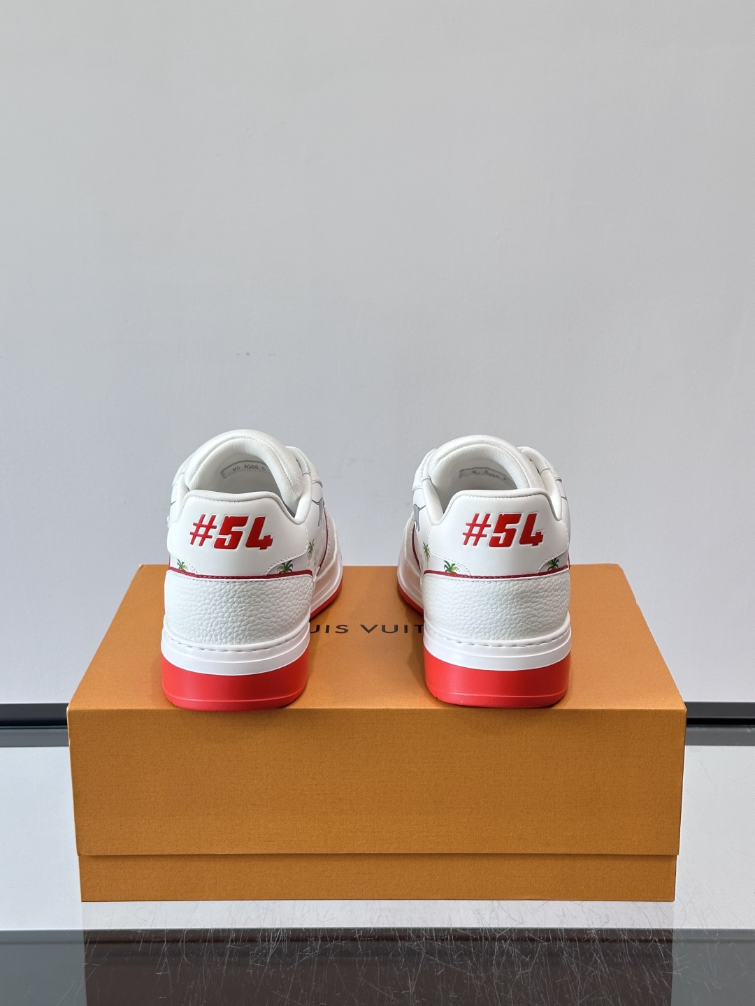 L v奢品🆕男士厚底休闲运动鞋，选用进口小牛皮打造，加衬鞋领和鲜明缝线丰富整体结构。L*V字母与路易标识