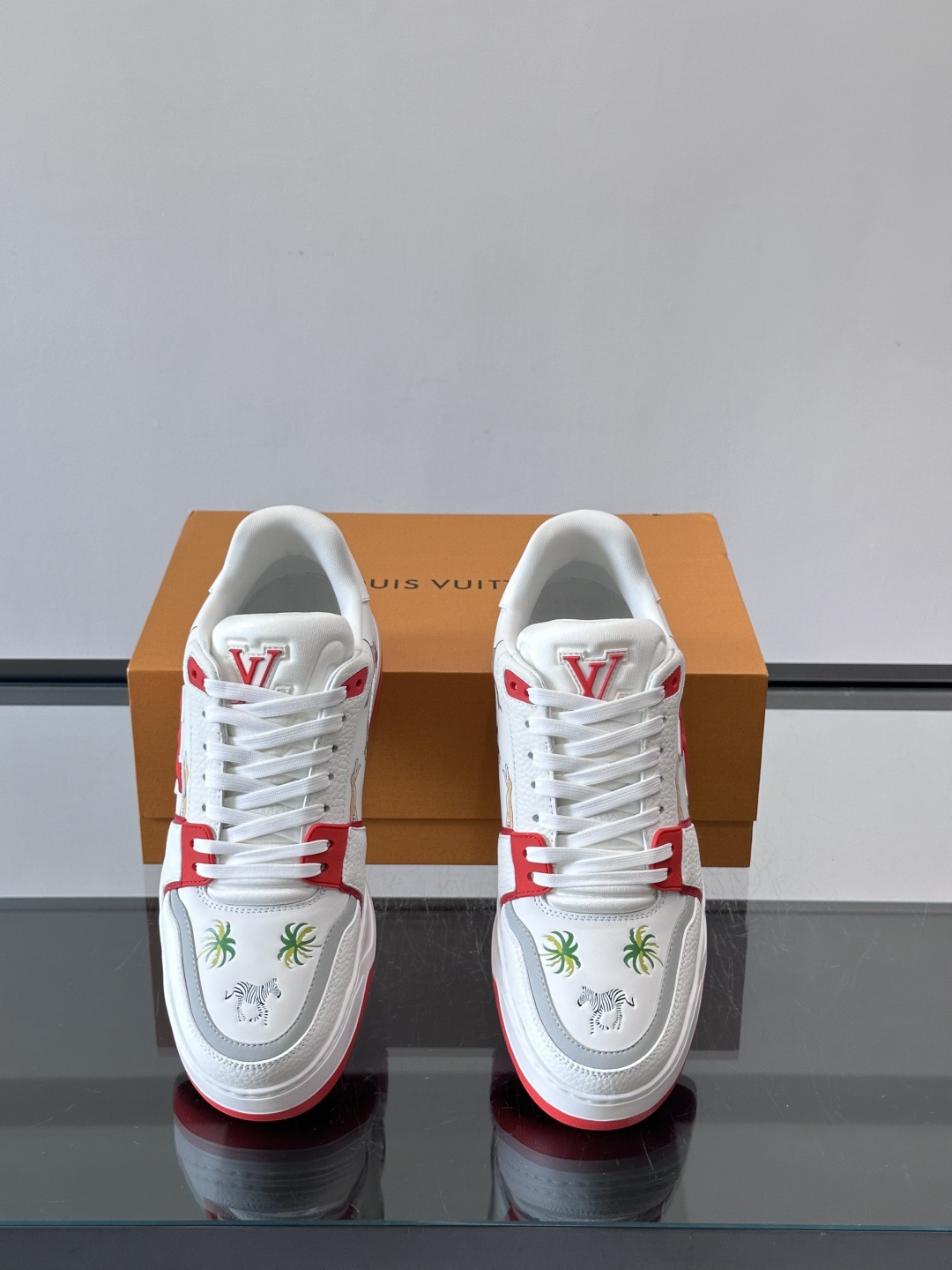 L v奢品🆕男士厚底休闲运动鞋，选用进口小牛皮打造，加衬鞋领和鲜明缝线丰富整体结构。L*V字母与路易标识