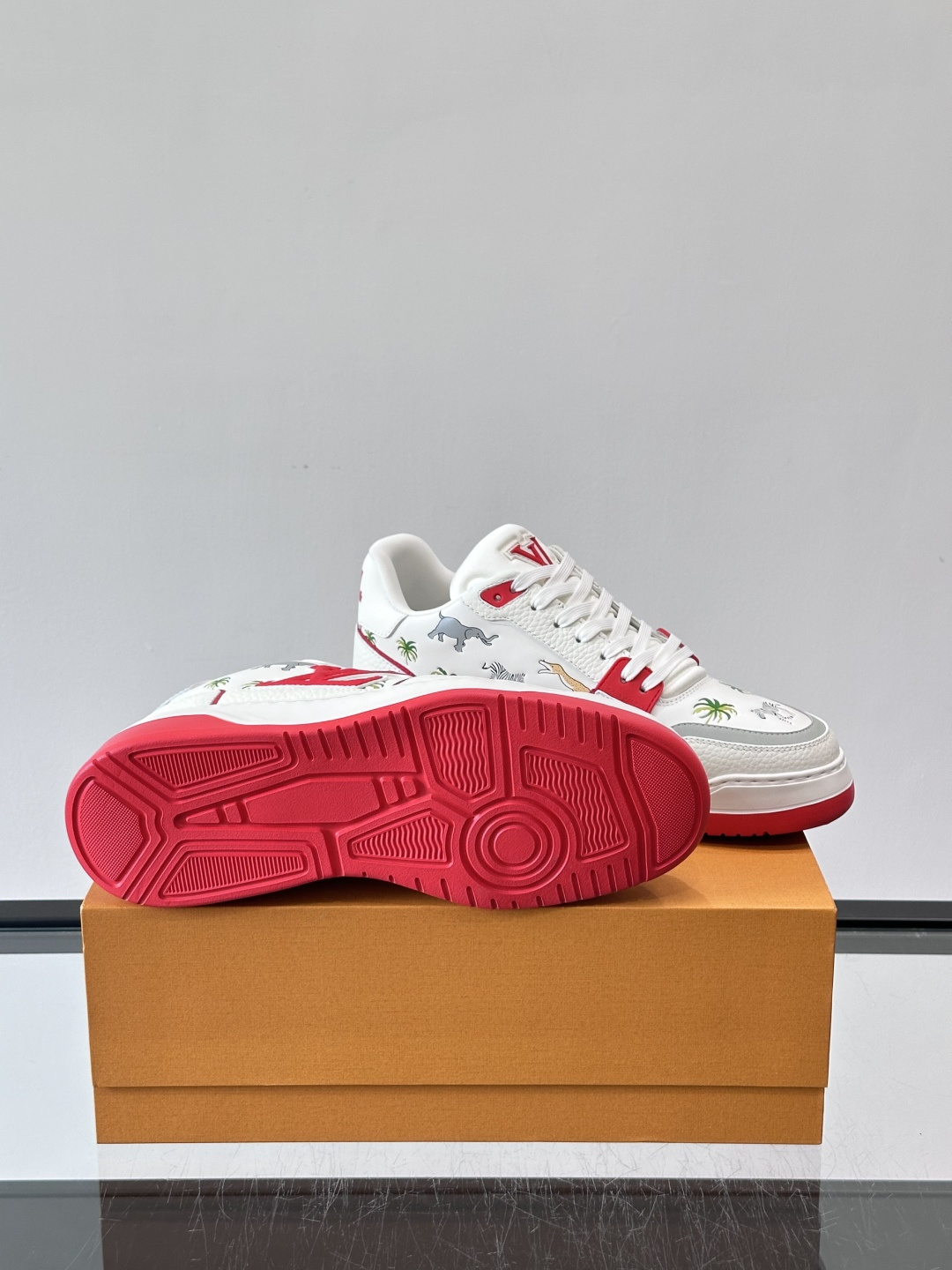 L v奢品🆕男士厚底休闲运动鞋，选用进口小牛皮打造，加衬鞋领和鲜明缝线丰富整体结构。L*V字母与路易标识