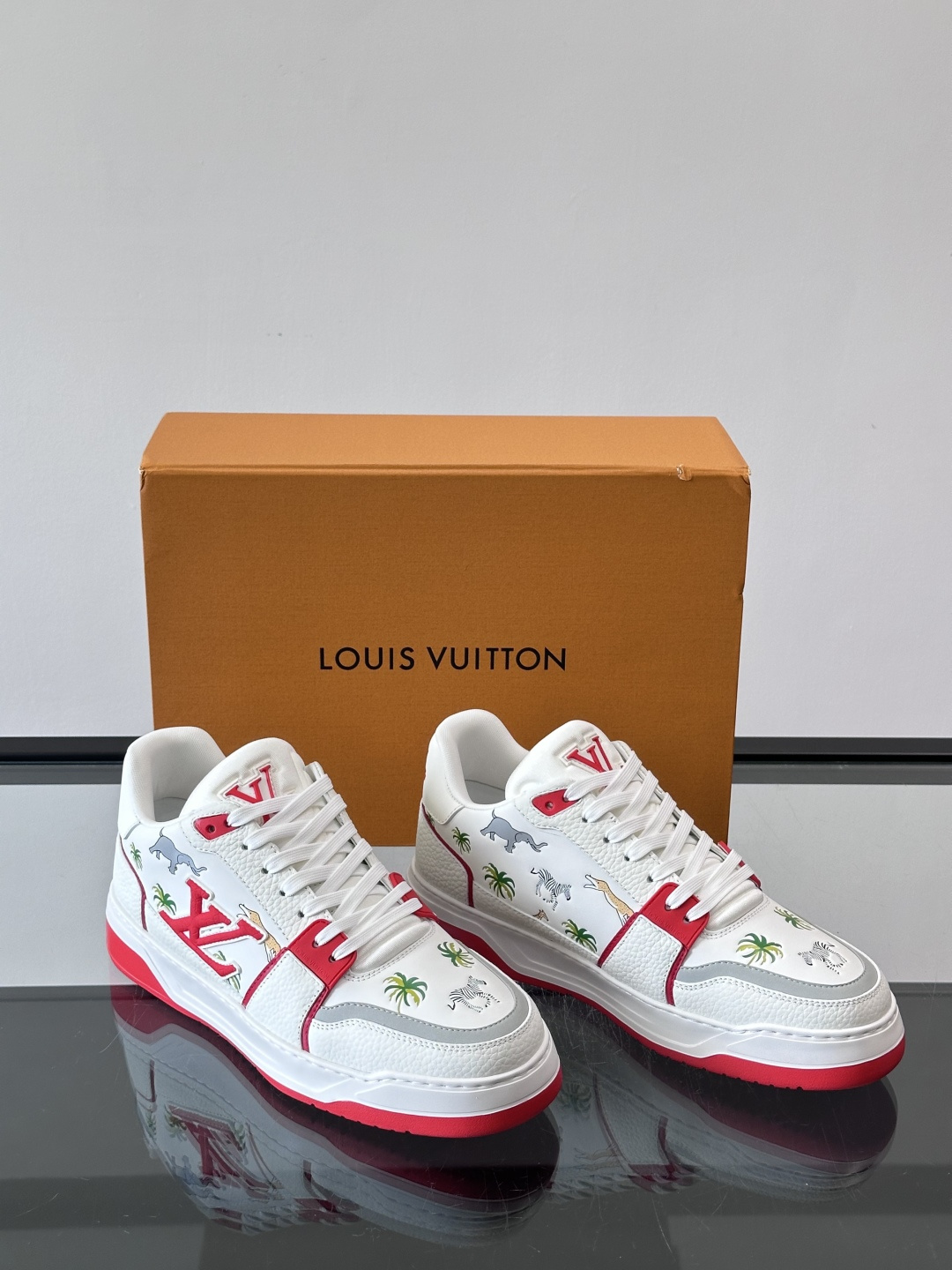 L v奢品🆕男士厚底休闲运动鞋，选用进口小牛皮打造，加衬鞋领和鲜明缝线丰富整体结构。L*V字母与路易标识