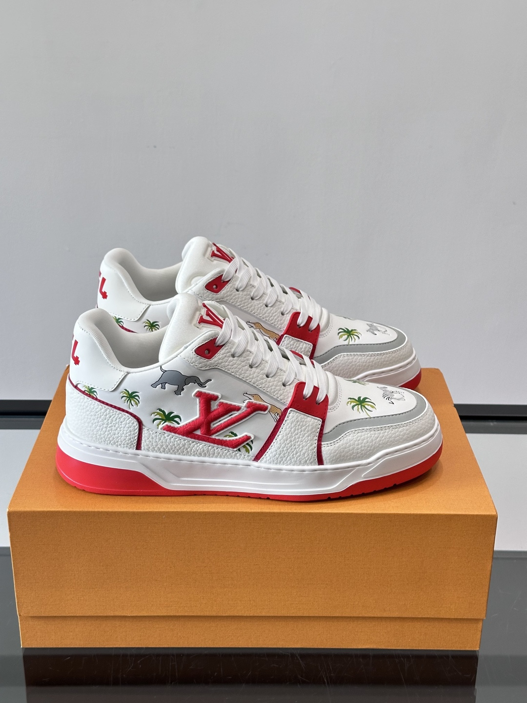 L v奢品🆕男士厚底休闲运动鞋，选用进口小牛皮打造，加衬鞋领和鲜明缝线丰富整体结构。L*V字母与路易标识