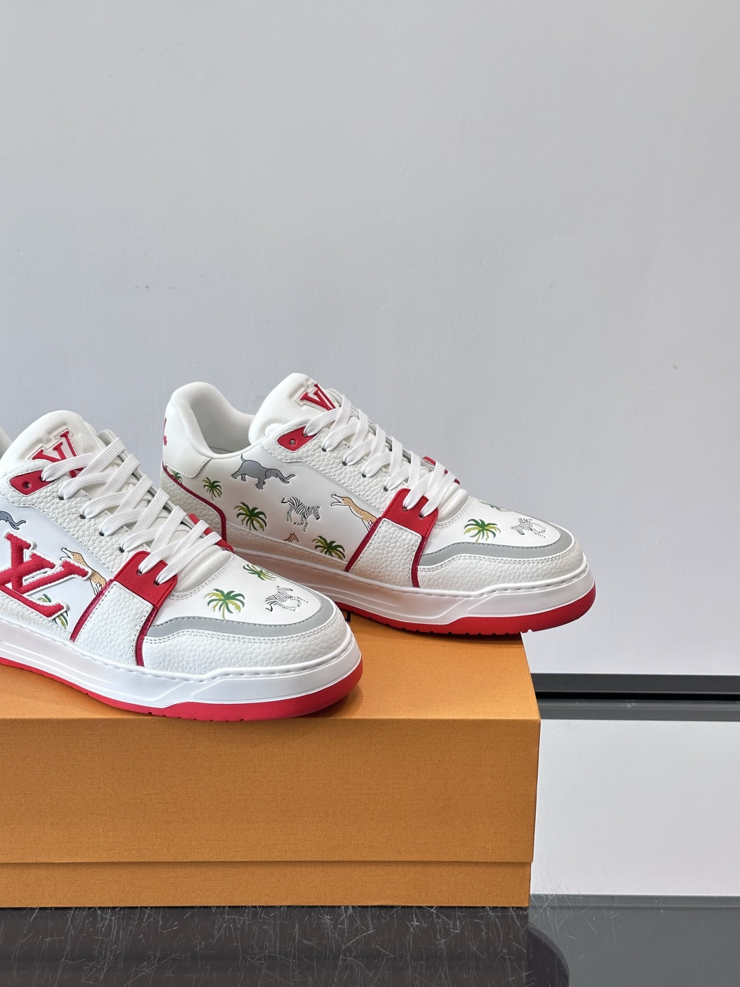 L v奢品🆕男士厚底休闲运动鞋，选用进口小牛皮打造，加衬鞋领和鲜明缝线丰富整体结构。L*V字母与路易标识