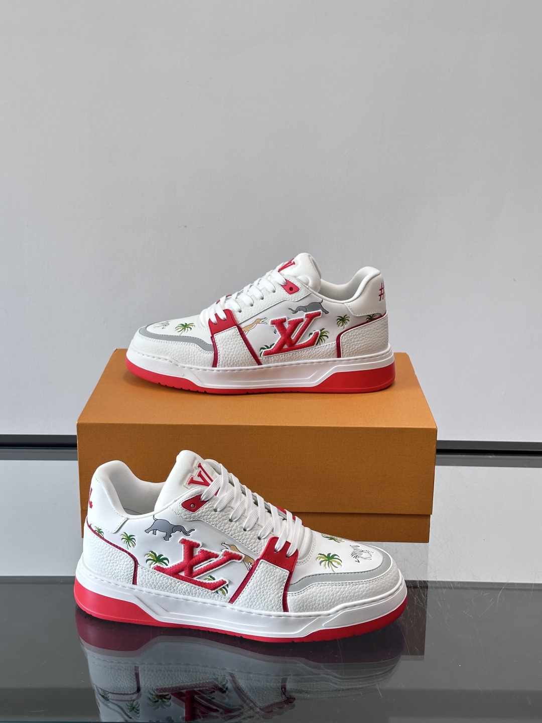 L v奢品🆕男士厚底休闲运动鞋，选用进口小牛皮打造，加衬鞋领和鲜明缝线丰富整体结构。L*V字母与路易标识