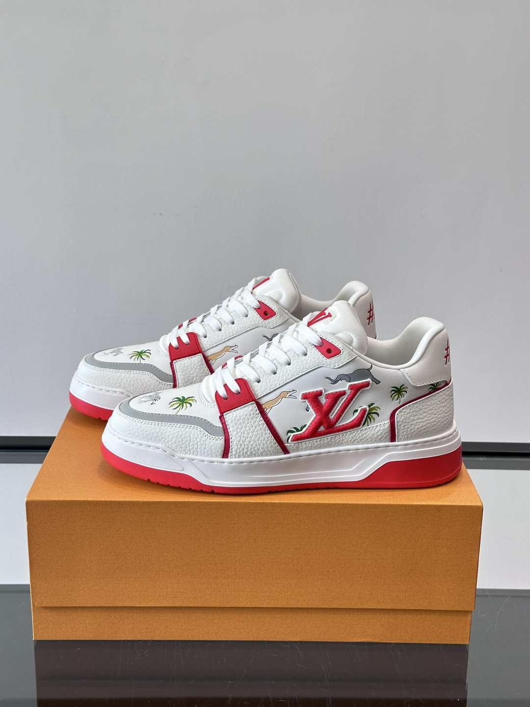 L v奢品🆕男士厚底休闲运动鞋，选用进口小牛皮打造，加衬鞋领和鲜明缝线丰富整体结构。L*V字母与路易标识