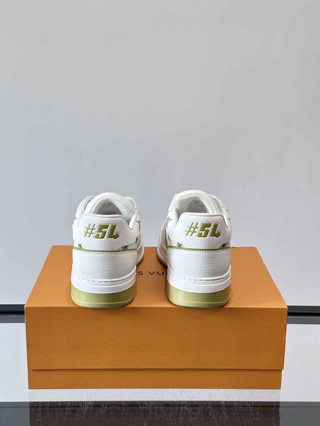 L v奢品🆕男士厚底休闲运动鞋，选用进口小牛皮打造，加衬鞋领和鲜明缝线丰富整体结构。L*V字母与路易标识