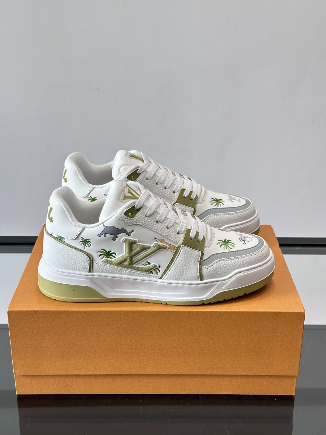L v奢品🆕男士厚底休闲运动鞋，选用进口小牛皮打造，加衬鞋领和鲜明缝线丰富整体结构。L*V字母与路易标识