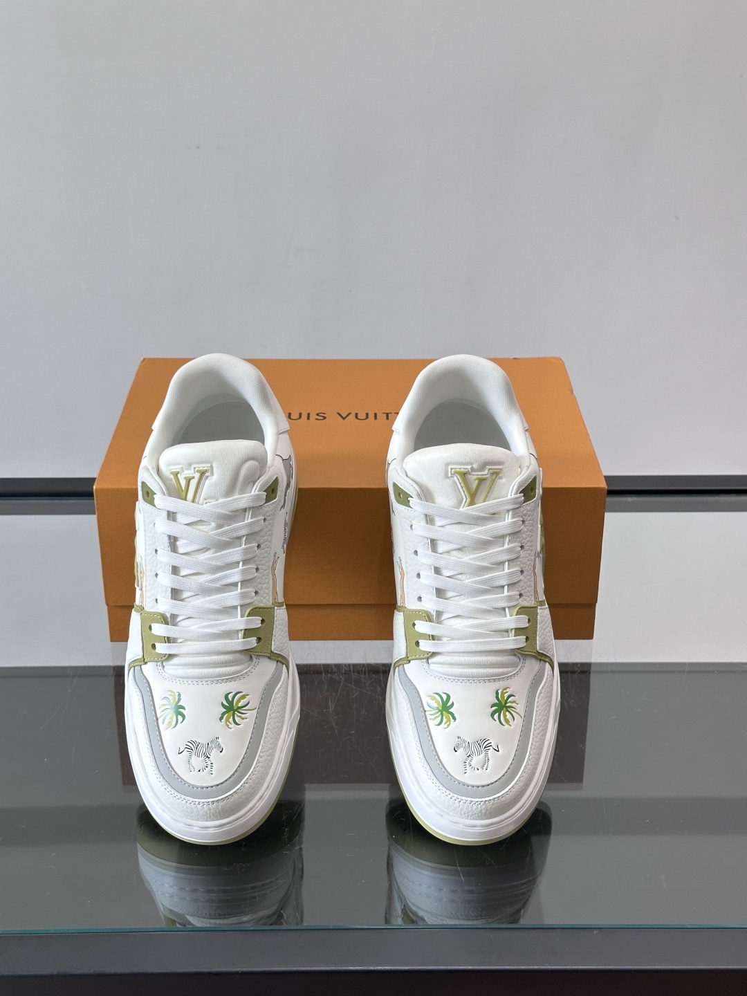 L v奢品🆕男士厚底休闲运动鞋，选用进口小牛皮打造，加衬鞋领和鲜明缝线丰富整体结构。L*V字母与路易标识