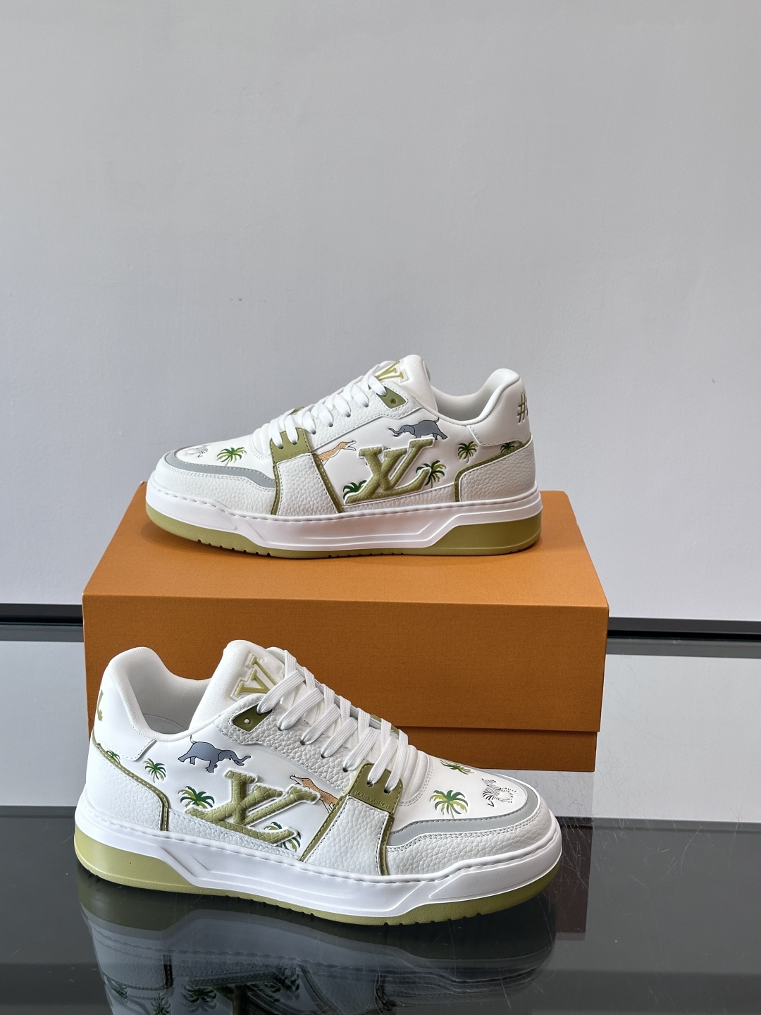 L v奢品🆕男士厚底休闲运动鞋，选用进口小牛皮打造，加衬鞋领和鲜明缝线丰富整体结构。L*V字母与路易标识