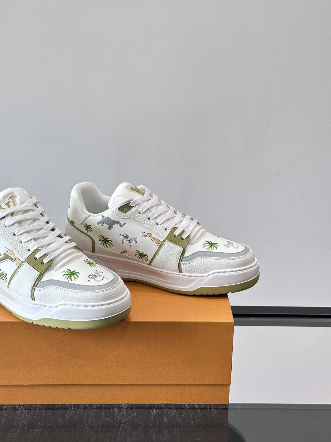 L v奢品🆕男士厚底休闲运动鞋，选用进口小牛皮打造，加衬鞋领和鲜明缝线丰富整体结构。L*V字母与路易标识