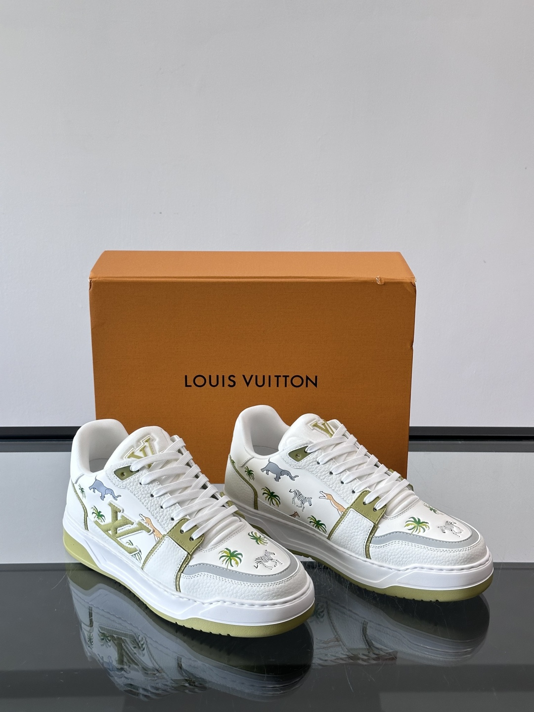 L v奢品🆕男士厚底休闲运动鞋，选用进口小牛皮打造，加衬鞋领和鲜明缝线丰富整体结构。L*V字母与路易标识