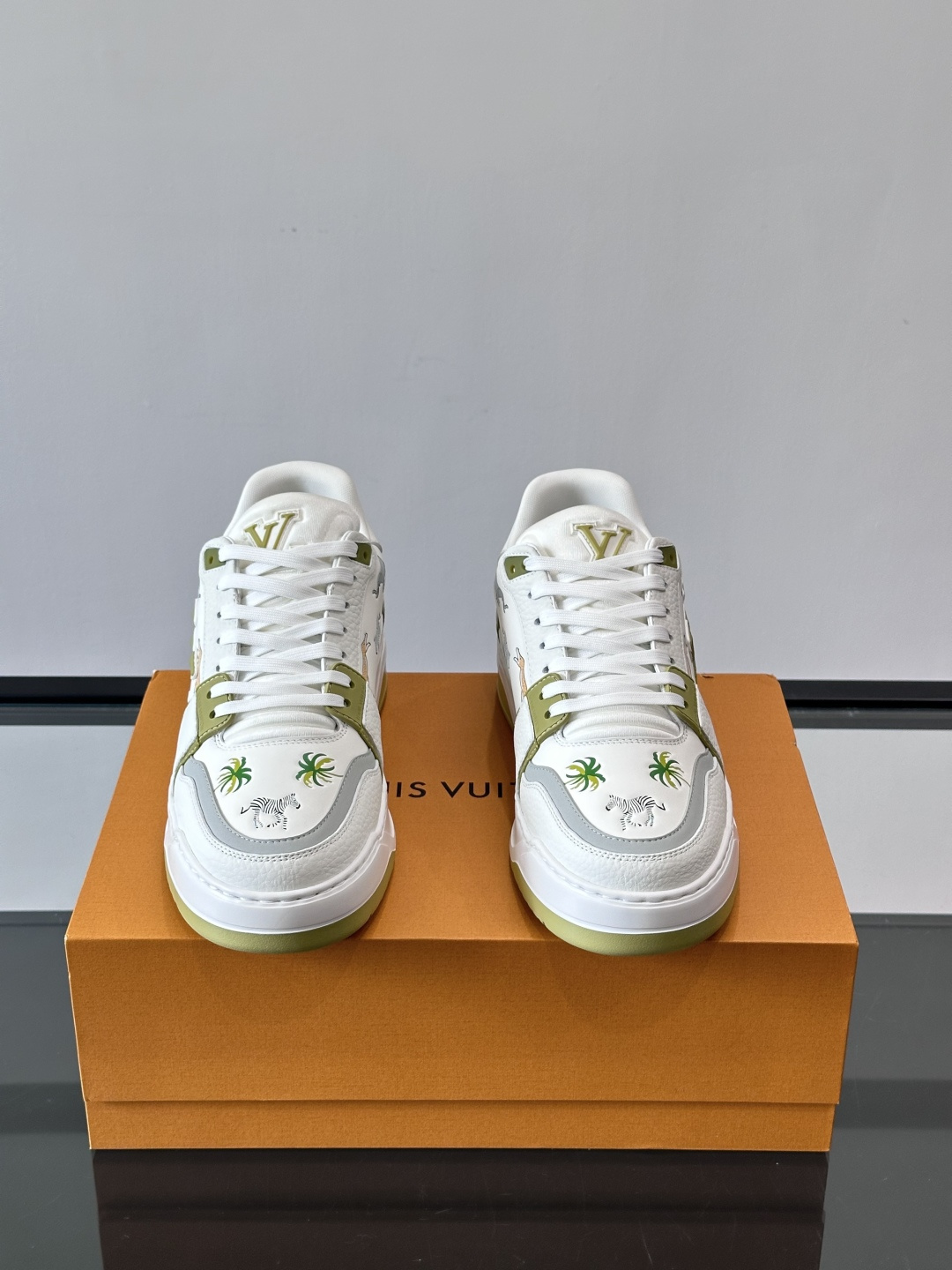 L v奢品🆕男士厚底休闲运动鞋，选用进口小牛皮打造，加衬鞋领和鲜明缝线丰富整体结构。L*V字母与路易标识