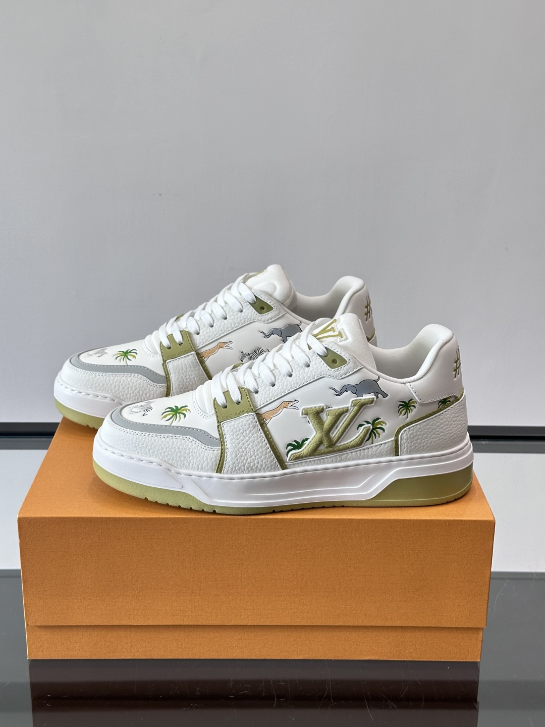 L v奢品🆕男士厚底休闲运动鞋，选用进口小牛皮打造，加衬鞋领和鲜明缝线丰富整体结构。L*V字母与路易标识