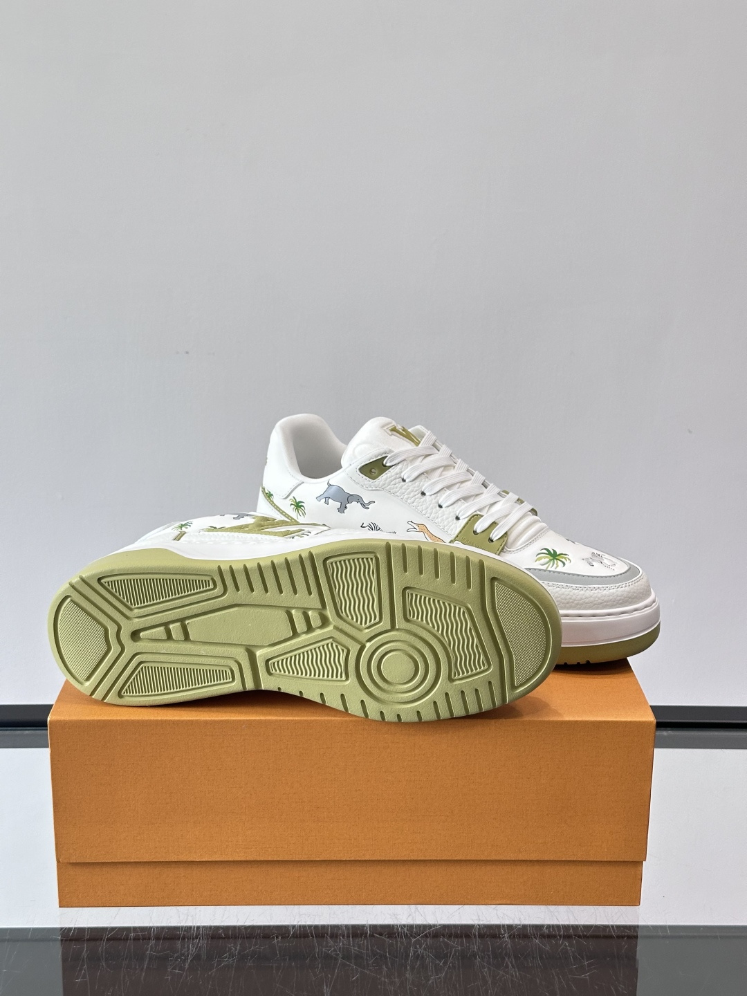 L v奢品🆕男士厚底休闲运动鞋，选用进口小牛皮打造，加衬鞋领和鲜明缝线丰富整体结构。L*V字母与路易标识