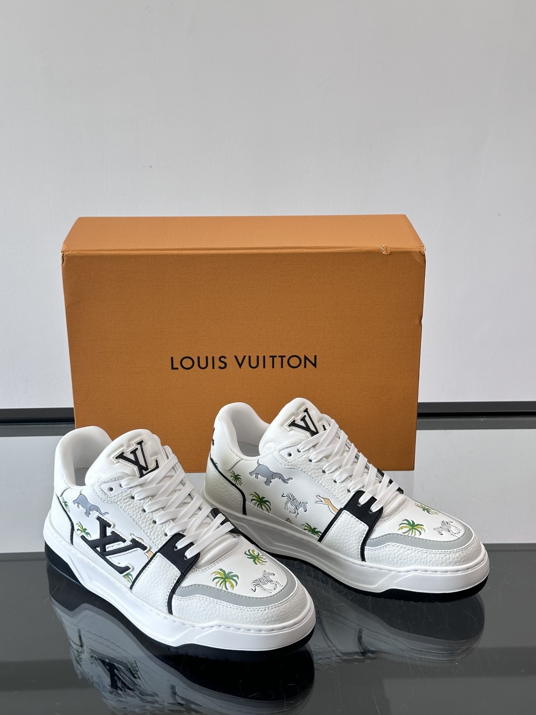 L v奢品🆕男士厚底休闲运动鞋，选用进口小牛皮打造，加衬鞋领和鲜明缝线丰富整体结构。L*V字母与路易标识