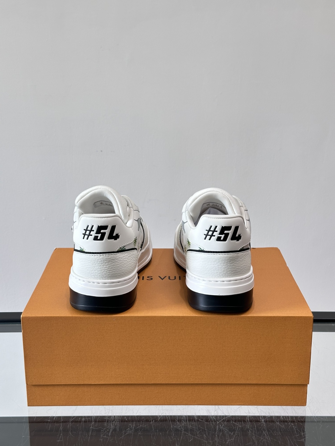 L v奢品🆕男士厚底休闲运动鞋，选用进口小牛皮打造，加衬鞋领和鲜明缝线丰富整体结构。L*V字母与路易标识