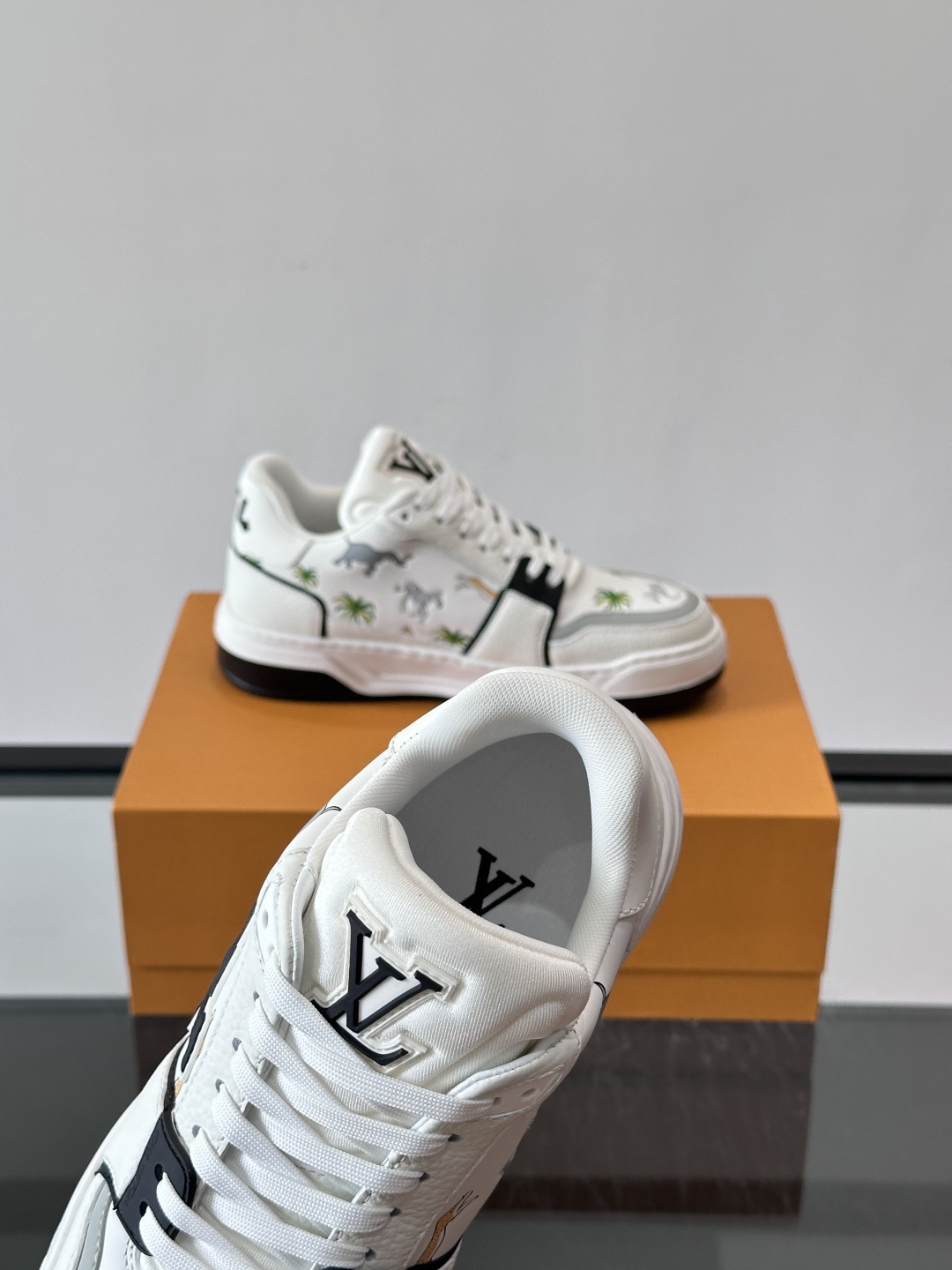 L v奢品🆕男士厚底休闲运动鞋，选用进口小牛皮打造，加衬鞋领和鲜明缝线丰富整体结构。L*V字母与路易标识