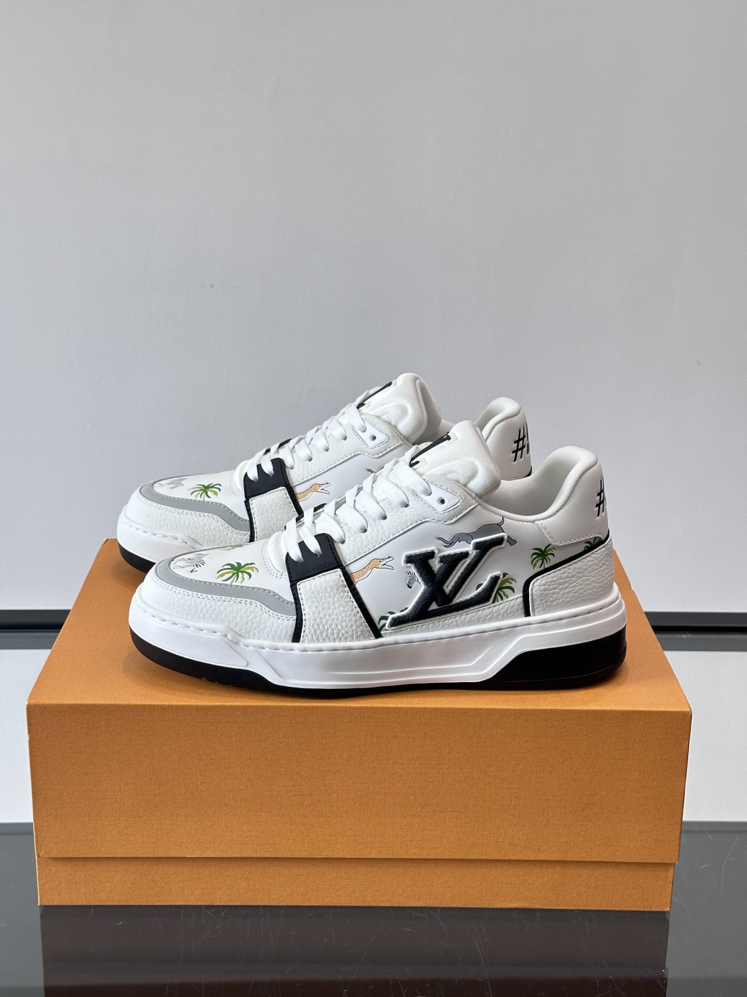 L v奢品🆕男士厚底休闲运动鞋，选用进口小牛皮打造，加衬鞋领和鲜明缝线丰富整体结构。L*V字母与路易标识