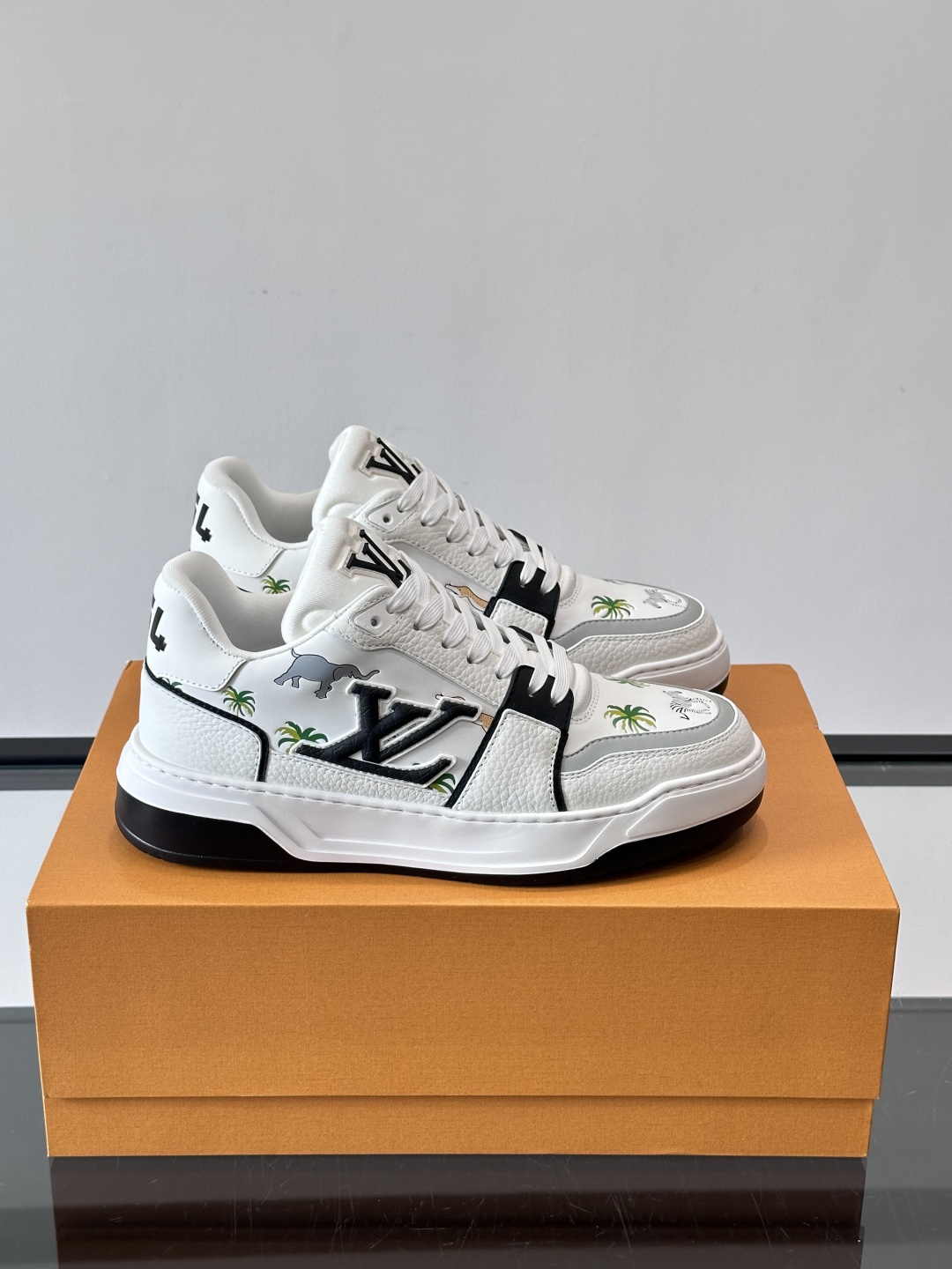 L v奢品🆕男士厚底休闲运动鞋，选用进口小牛皮打造，加衬鞋领和鲜明缝线丰富整体结构。L*V字母与路易标识